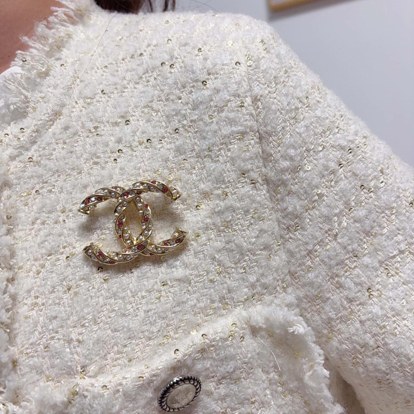 NO:818470,CHANEL Xiaoxiang The latest high version of the pearl pink diamond Chanel brooch is the accessory that understands women best. Women who devote all their efforts to being themselves tend to cherish the meaning of the brooch more. Ms. Chanel pinned the brooch on her hat and told the fashionable ladies who imitated her [The brooch is very practical. It can be pinned on the collar of a suit, on a pocket, on a hat, on a belt or on an evening dress. Boutique jewelry, chanel, chanel, business  suit, brooch, breastpin, hats19860909CHANEL小香 最新款高版本珍珠粉钻香奈儿胸针,是最懂女人的饰物.那些倾注了全部心血去做自己的女人,往往更珍惜胸针的意义.香奈儿女士把胸针别在帽子上,并告诉那些模仿她的时髦女士们[胸针可是非常实用,它可以别在西装领上、口袋上、帽子上、腰带上或者是晚礼服上,饰品精品,chanel,chanel,business suit,brooch，breastpin,hats,Jewelry
