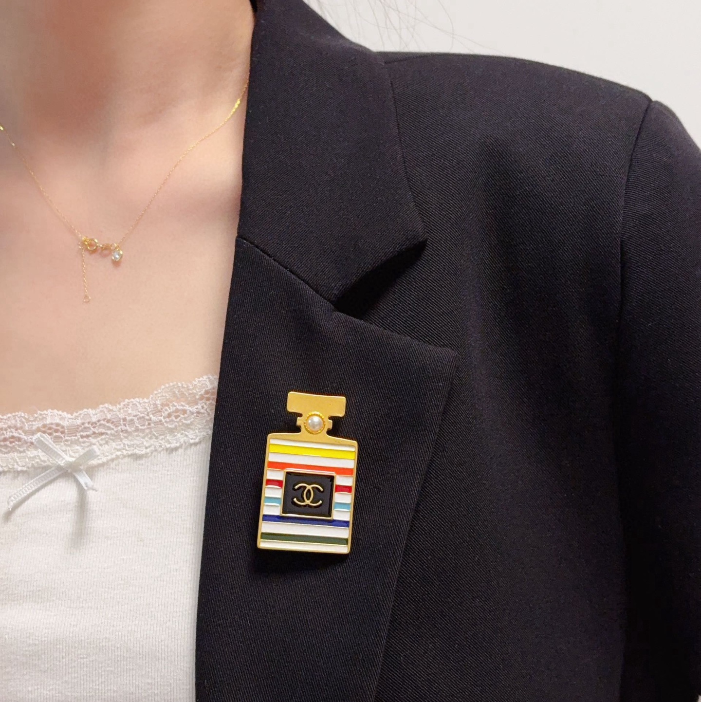 NO:818404,CHANEL Xiaoxiang's latest high-version perfume bottle colorful retro Chanel brooch is the accessory that understands women best. Women who devote all their efforts to being themselves tend to cherish the meaning of the brooch more. Ms. Chanel pinned the brooch on her hat and told the fashionable ladies who imitated her [Broches are very practical. They can be pinned on the collar of a suit, on a pocket, on a hat, on a belt or on an evening dress. Boutique jewelry, chanel, chanel, business  suit, brooch, breastpin, hats19860909CHANEL小香 最新款高版本香水瓶彩色复古香奈儿胸针,是最懂女人的饰物.那些倾注了全部心血去做自己的女人,往往更珍惜胸针的意义.香奈儿女士把胸针别在帽子上,并告诉那些模仿她的时髦女士们[胸针可是非常实用,它可以别在西装领上、口袋上、帽子上、腰带上或者是晚礼服上,饰品精品,chanel,chanel,business suit,brooch，breastpin,hats,Jewelry