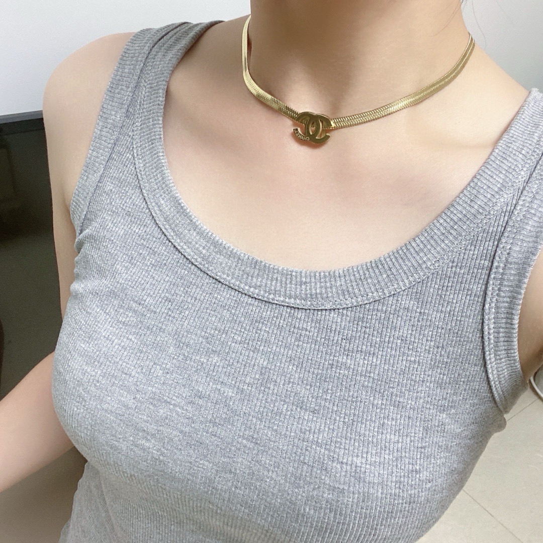 NO:818426,Chanel's latest stainless steel color-preserving snake bone necklace is super personalized and versatile. The overall details are very surprising and the design is full of sense. It not only brings out personal confidence and taste, the style is elegant and fashionable, highlighting the French elegance. The meticulous details make it more attractive to wear. Boutique jewelry, chanel, chanel, necklace19860909香奈儿Chanel最新款精钢保色蛇骨项链超个性,百搭款特别特别赞,整体细节非常令人惊喜,设计感十足,不仅带出个人自信及品味,款式典雅而时尚,突显法式高雅气息,加上一丝不苟的细节,使得佩戴起来更具吸引力,饰品精品,chanel,chanel,necklace,Jewelry