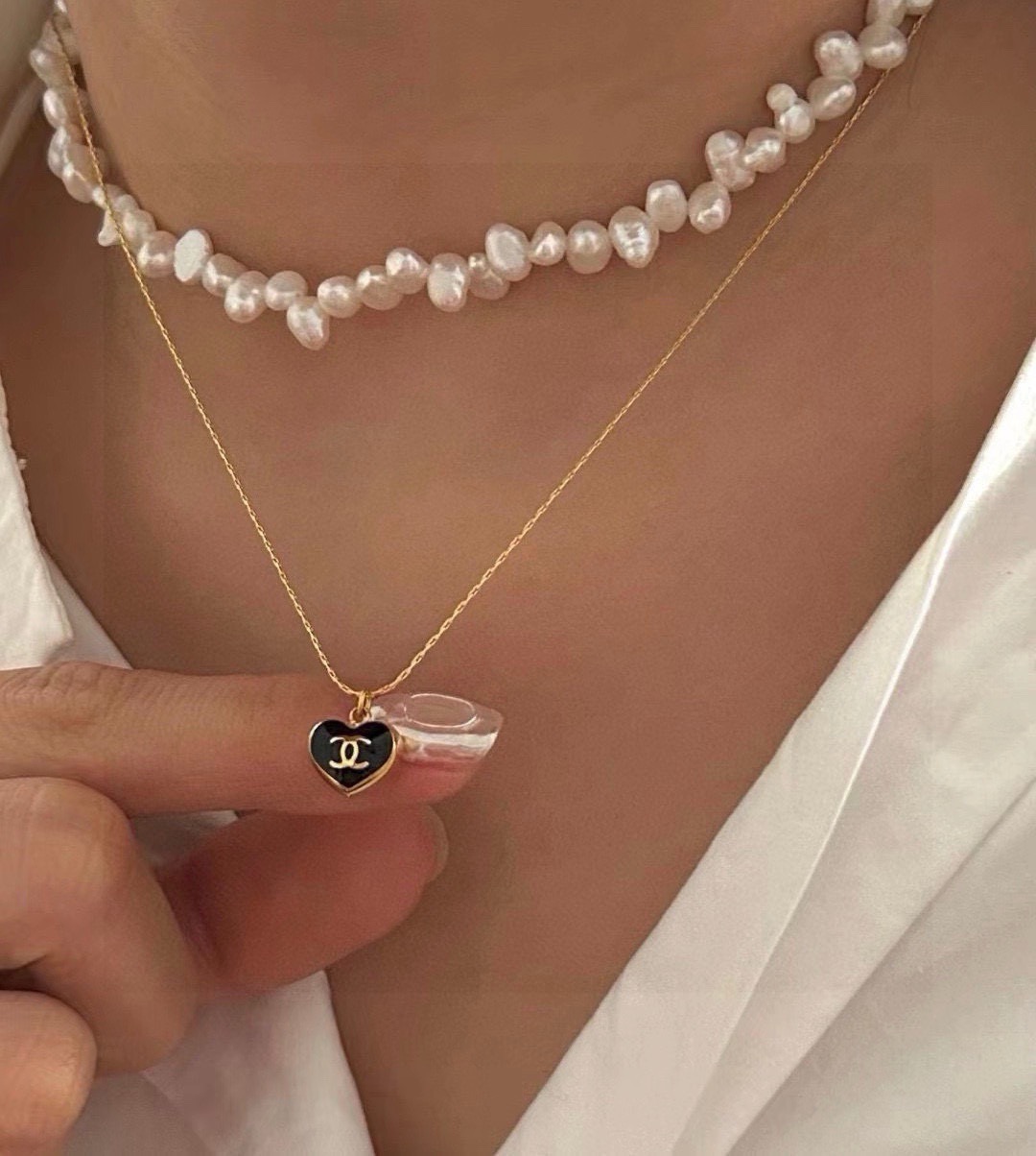 NO:818435,Chanel's latest heart small mini necklace 14K stainless steel color-preserving love pendant is super personalized and versatile. The overall details are very surprising and full of design. It not only brings out personal confidence and taste, the style is elegant and fashionable, highlighting the French elegance. The meticulous details make it more attractive to wear. Boutique jewelry, chanel, chanel, necklace19860909香奈儿Chanel最新款桃心小号迷你款项链14K精钢保色爱心吊坠超个性,百搭款特别特别赞,整体细节非常令人惊喜,设计感十足,不仅带出个人自信及品味,款式典雅而时尚,突显法式高雅气息,加上一丝不苟的细节,使得佩戴起来更具吸引力,饰品精品,chanel,chanel,necklace,Jewelry