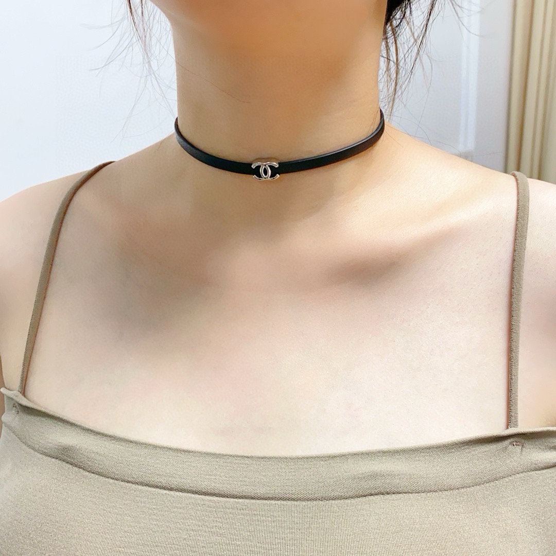 NO:818444,Chanel Chanel's latest double C leather clavicle collar necklace is super personalized and very versatile. The overall details are very surprising and full of design. It not only brings out personal confidence and taste, the style is elegant and fashionable, highlighting the French elegance. The meticulous details make it more attractive to wear. Boutique jewelry, chanel, chanel, necklace19860909香奈儿Chanel最新款双C皮革锁骨项圈项链皮质超个性,百搭款特别特别赞,整体细节非常令人惊喜,设计感十足,不仅带出个人自信及品味,款式典雅而时尚,突显法式高雅气息,加上一丝不苟的细节,使得佩戴起来更具吸引力,饰品精品,chanel,chanel,necklace,Jewelry