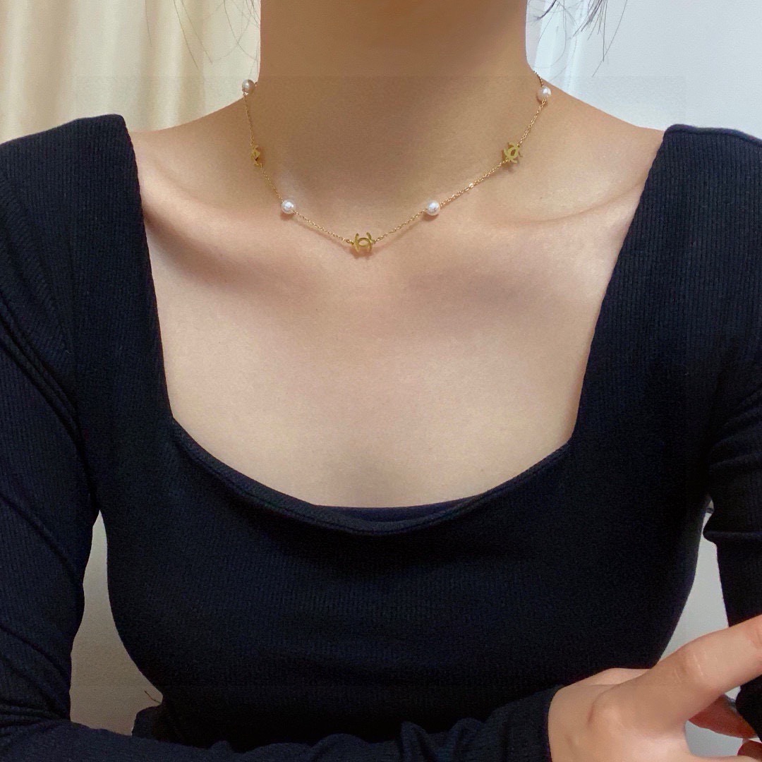 NO:818462,Chanel Chanel's latest double C pearl necklace 14K stainless steel color retention is super personalized, the versatile style is particularly good, the overall details are very surprising, full of design, not only brings out personal confidence and taste, the style is elegant and fashionable, highlighting the French elegance, coupled with meticulous details, makes it more attractive to wear, fine jewelry, chanel, chanel, necklace19860909香奈儿Chanel最新款双C珍珠项链14K精钢保色超个性,百搭款特别特别赞,整体细节非常令人惊喜,设计感十足,不仅带出个人自信及品味,款式典雅而时尚,突显法式高雅气息,加上一丝不苟的细节,使得佩戴起来更具吸引力,饰品精品,chanel,chanel,necklace,Jewelry