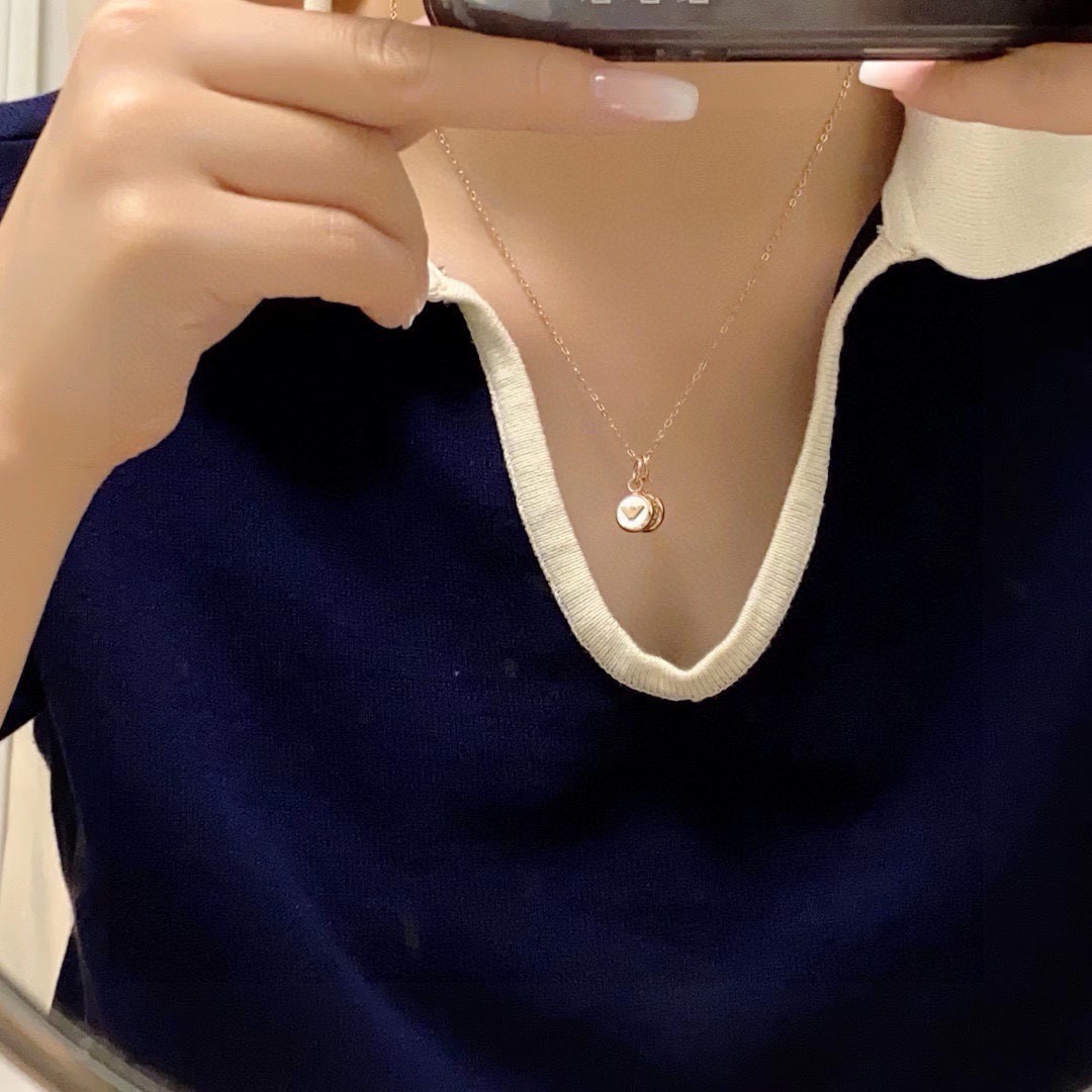 NO:818512,Armani's new pendant necklace really appeals to my aesthetics. It's not the kind that's very gentle and mature, but the kind that looks very refined, very fashionable, very high-end. It has Armani's Iogo on it in black and white. It's a very special one. Boutique jewelry, armani, armani, necklace19860909阿玛尼Armani新品吊坠项链真的挑到我的审美上了,不是那种很温柔,很成熟的是那种一看上去显的人很精致,很时尚,很高档而且黑色跟白色上面都有阿玛尼的Iogo爱了非常特别的一款,饰品精品,armani,armani,necklace,Jewelry