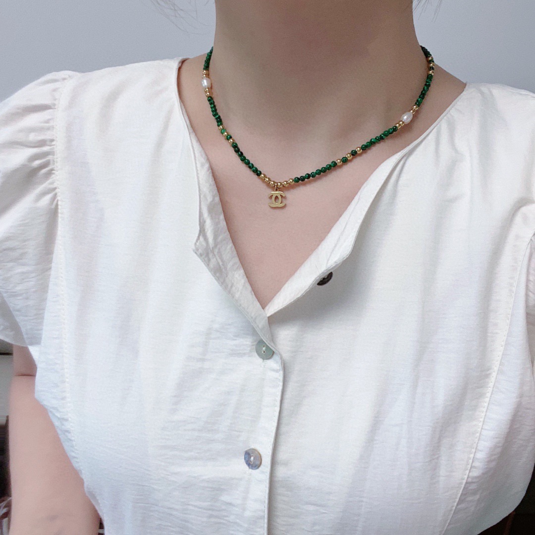 NO:818523,Xiaohongshu recommends Chanel's latest fashionable Korean version of malachite with natural freshwater pearl necklace, which is super personalized. The versatile style is particularly good. The overall details are very surprising. The design is full of sense. It not only brings out personal confidence and taste, the style is elegant and fashionable, highlighting the French elegance. The meticulous details make it more attractive to wear. Boutique jewelry, chanel, chanel, necklace19860909小红书推荐香奈儿Chanel最新款时尚韩版孔雀石搭配天然淡水珍珠项链超个性,百搭款特别特别赞,整体细节非常令人惊喜,设计感十足,不仅带出个人自信及品味,款式典雅而时尚,突显法式高雅气息,加上一丝不苟的细节,使得佩戴起来更具吸引力,饰品精品,chanel,chanel,necklace,Jewelry