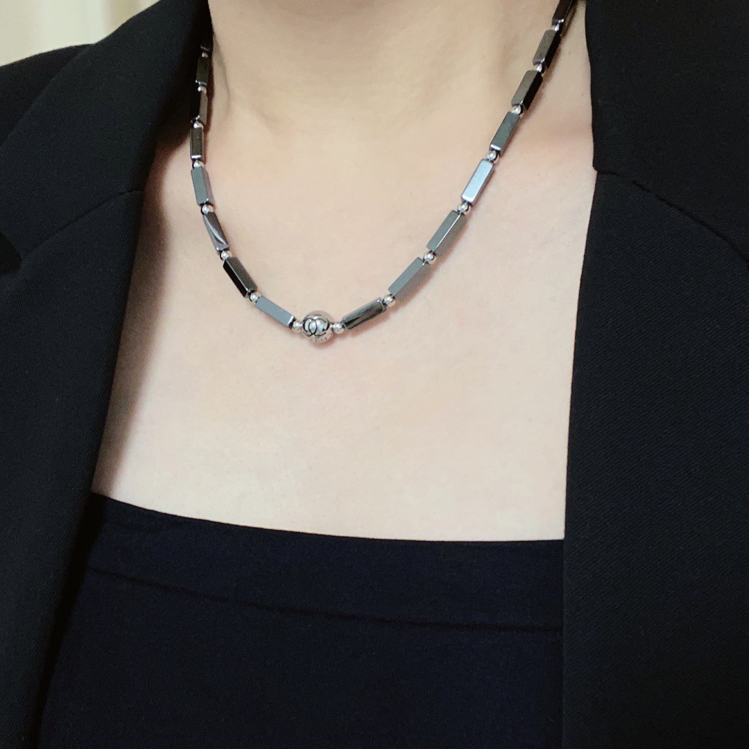 NO:818529,Chanel's latest sphere pendant necklace is rectangular and is made of natural black gallstone. It has health-care effects. The necklace is super personalized. The unisex model is particularly versatile. The overall details are very surprising. The design is full of sense. It not only brings out personal confidence and taste, the style is elegant and fashionable, highlighting the French elegance. The meticulous details make it more attractive to wear. Boutique jewelry, chanel, chanel, necklace19860909香奈儿Chanel最新款球体吊坠项链长方形是天然黑胆石、具有保健功效项链超个性,中性款百搭款特别特别赞,整体细节非常令人惊喜,设计感十足,不仅带出个人自信及品味,款式典雅而时尚,突显法式高雅气息,加上一丝不苟的细节,使得佩戴起来更具吸引力,饰品精品,chanel,chanel,necklace,Jewelry