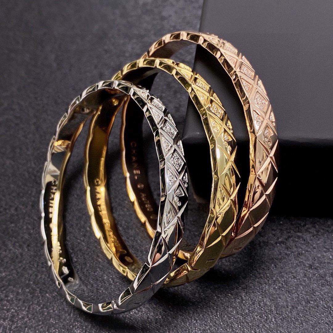 NO:818536,New product: Xiaoxiangfeng Chanel's new rhombus-set diamond original single high-quality bracelet. The same material at the counter. Popular model shipped. Unique design. Retro and avant-garde. The bracelet's Seiko version has been loved by MM since its launch. Every color has its own unique brilliance!  The effect is very nice!  The tiniest one!  More durable than ordinary models, showing fairer complexion, fine jewelry, chanel, bracelet19860909新品 小香风Chanel新款菱格镶钻原单高品质手镯 专柜一致材质 火爆款出货 设计独特 复古前卫.手镯精工版 从上市以来一直深受MM喜爱每一种颜色都有它独一无二的光彩！上手效果非常好看！最细小的一款！比普通款更耐看显肤色白皙,饰品精品,chanel,bracelet,Jewelry