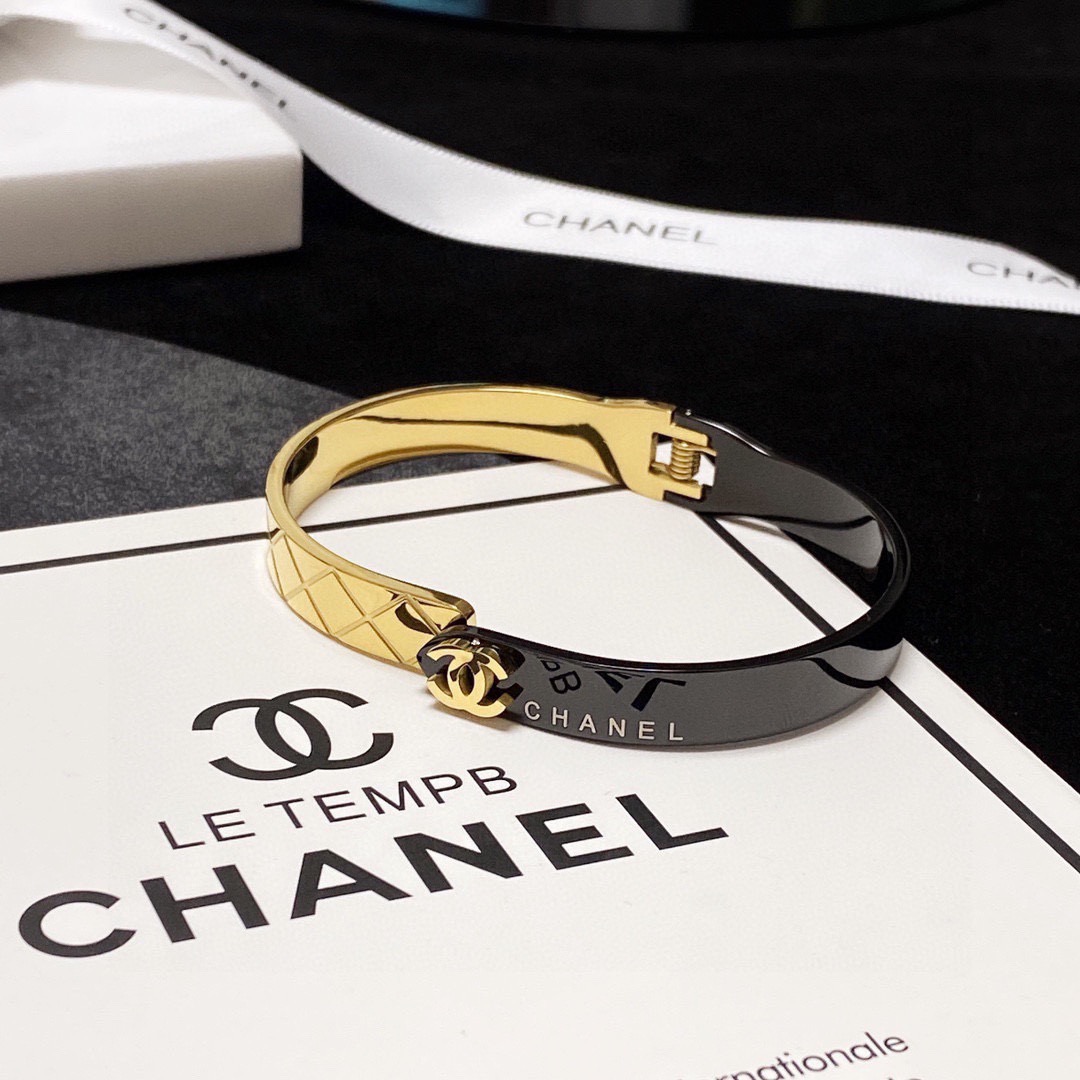 NO:818479,The new Chanel rhombus bracelet is super heavy-duty bling bling. The colors are matched very well and have a high-end feel. The goddess has a high-end temperament. The stainless steel material is not allergic and does not fade. One-to-one exquisite craftsmanship, a classic charm, high cost performance. A must-have choice, boutique jewelry, chanel, bracelet19860909新款新款香奈儿菱格手镯超重工bling bling,颜色搭配得非常好高级感 女神气质高端 精钢材质不过敏不褪色.一比一精美工艺,经典至极的魅物,性价比高 必备必入之选,饰品精品,chanel,bracelet,Jewelry