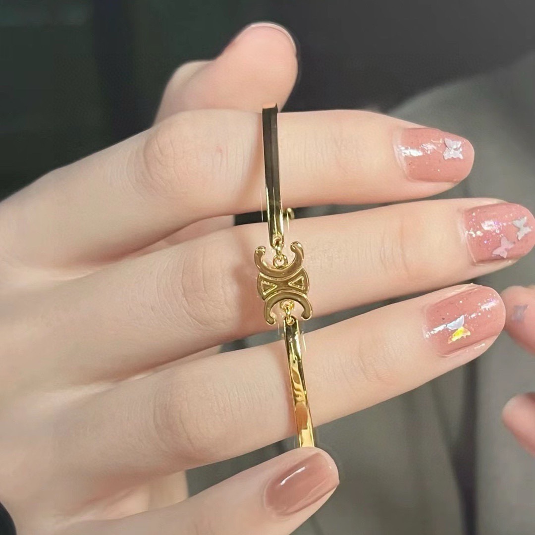 NO:818487,Celine Arc de Triomphe bracelet bracelet!  Gold and silver are too exquisite!  Very simple and ordinary style, but very versatile!  The bracelet has a bracelet texture and is so practical!  It's really beautiful to wear in person. It's elegant, cool and unique. It's very versatile and shows off your hands!  It looks good whether worn alone or stacked~, fine jewelry, celine, celine, bracelet, bracelet19860909赛琳Celine凯旋门手链手镯！金色、银色也太精致啦！很简单很普通的款,但就是很百搭！手镯质感的手链,实用性太高了！实物戴在上手真的是很美,优雅又酷酷有个性,特别百搭还显手细！无论单戴还是叠戴都好看～,饰品精品,celine,celine,bracelet,bracelet,Jewelry
