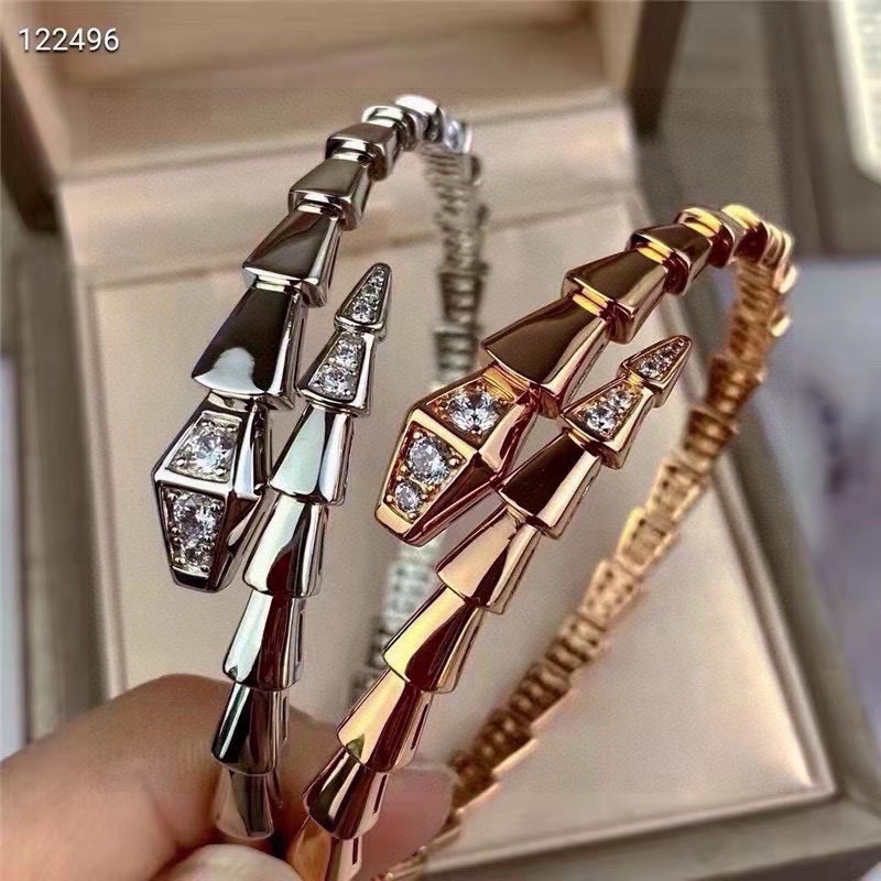 NO:818495,New Bvlgari’s latest classic snake-shaped bracelet is too high-end  The most popular model in the counter, no matter how expensive it is, many people flock to it. This model is a spring model, which is made up of many three-dimensional squares of different sizes connected in series on the spring parts. The small squares are only connected in series without welding, so this kind of elasticity is very large. The snake-shaped bracelet has a very complicated process and many accessories, so it is not suitable for making silver pieces. What we make is V-gold material for jewelry craftsmanship. Each accessory of the snake bone has been precision polished at 360°, and the particularly bright real gold texture. The stone is an imported first-grade diamond, which is more transparent and shiny.  rose gold platinum, jewelry boutique, bvlgari, bracelet19860909上新啦宝格丽 最新 经典蛇形手镯太高级啦 专柜大爆款,再贵都有很多人趋之若鹜这款是弹簧款,由很多大小不一的立体方块串联在弹簧件上,小方块之间仅是串联而没有进行焊接,所以这款弹性是非常大的.蛇形手镯工序非常复杂,配件多,不适合做银件,我们做的是珠宝工艺的V金材质.蛇骨每个配件都进行了360°精密抛光,特别光亮真金质感石头是进口一级钻,更透更闪 玫瑰金白金,饰品精品,bvlgari,bracelet,Jewelry