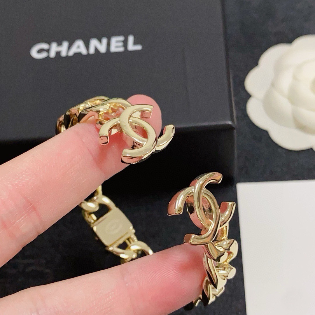 NO:818507,Xiaohongshu recommends the popular Xiaoxiang new double-C letter logo open spring bracelet Chanel Chanel high-quality colorful bracelet with super heavy bling bling, the color matching is very good and high-end, the goddess has a high-end temperament, the stainless steel material is not allergic and does not fade. One-to-one exquisite craftsmanship, extremely classic charm, high cost performance, must-have choice, boutique jewelry, chanel, chanel, bracelet19860909小红书推荐爆款小香新款双c字母logo开口弹簧手镯香奈儿Chanel高品质彩色手镯超重工bling bling,颜色搭配得非常好高级感 女神气质高端 精钢材质不过敏不褪色.一比一精美工艺,经典至极的魅物,性价比高 必备必入之选,饰品精品,chanel,chanel,bracelet,Jewelry
