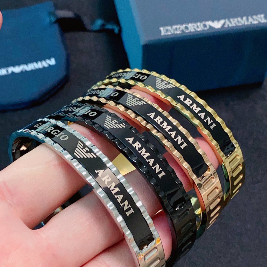 NO:818513,The new Armani Armani exquisite high-end second-hand bracelet is super heavy-duty bling bling, and the color matching is very good. It has a high-end feel. It has a high-end temperament. The imported stainless steel material is not allergic and does not fade. One-to-one exquisite craftsmanship, a classic charm, and high cost performance. A must-have. The push-open design shows a unique sense of high-end. Boutique jewelry, armani, armani, bracelet19860909新款阿玛尼Armani精致高端中古手镯超重工bling bling,颜色搭配得非常好高级感 气质高端 进口精钢材质不过敏不褪色.一比一精美工艺,经典至极的魅物,性价比高 必备必入之选按压开口设计独显高级感十足,饰品精品,armani,armani,bracelet,Jewelry