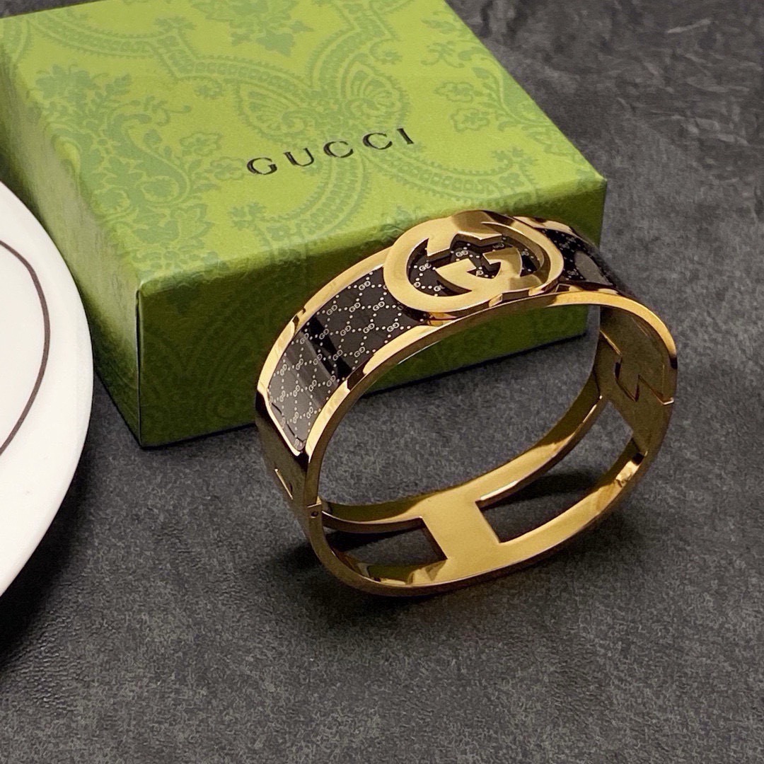 NO:818519,The new Gucci wide version double G letter bracelet is super heavy bling bling, the color matching is very good and has a high-end feel. It has a high-end goddess temperament. The stainless steel material is not allergic and does not fade. One-to-one exquisite craftsmanship, extremely classic charm, high cost performance. A must-have choice, boutique jewelry, gucci, gucci, bracelet19860909新款古驰Gucci宽版双G字母手镯超重工bling bling,颜色搭配得非常好高级感 女神气质高端 精钢材质不过敏不褪色.一比一精美工艺,经典至极的魅物,性价比高 必备必入之选,饰品精品,gucci,gucci,bracelet,Jewelry
