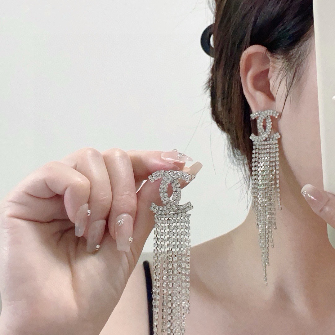 NO:818537,Xiaohongshu recommends new earrings Chanel full diamond tassel long earrings ▲ very beautiful, the same brass material as the counter, very simple and elegant without losing the femininity, suitable for daily evening parties and various occasions, helping you save thousands of dollars in minutes, fine jewelry, chanel, chanel, earrings19860909小红书推荐新款耳钉Chanel 香奈儿满钻流苏长款耳环▲非常漂亮 专柜一致黄铜材质非常非常简洁大方不失小女人气质,日常晚会各种场合适用来,分分钟帮你们节省数千大洋,饰品精品,chanel,chanel,earrings,Jewelry