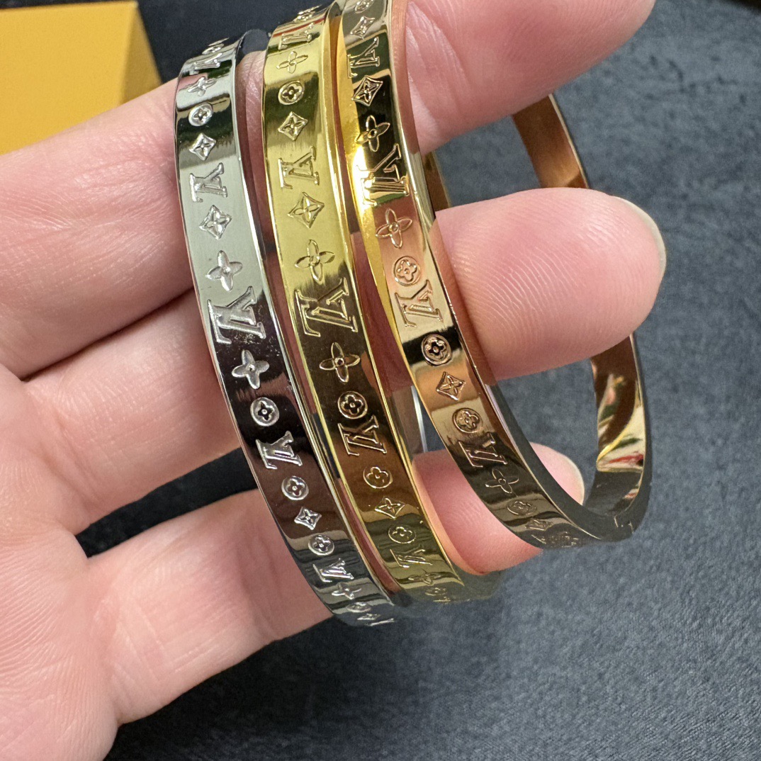 NO:818542,New product, original item, LV letters engraved narrow version with logo bracelet Louis Vuitton, Louis Vuitton, same counter material, hot model shipped, unique design, retro and avant-garde. 14K Seiko color-protected version of the bracelet has been loved by MM since its launch. Every color has its own unique brilliance!  The effect is very nice!  The medium size is more durable than the ordinary model and shows a fairer complexion, fine jewelry, louis vuitton, louis vuitton, louis vuitton, bracelet19860909新品 原单货 LV字母雕刻窄版带logo手镯Louis Vuitton 路易威登 专柜一致材质 火爆款出货 设计独特 复古前卫.手镯14K精工保色版 从上市以来一直深受MM喜爱每一种颜色都有它独一无二的光彩！上手效果非常好看！中号比普通款更耐看显肤色白皙,饰品精品,louis vuitton,louis vuitton,louis vuitton,bracelet,Jewelry