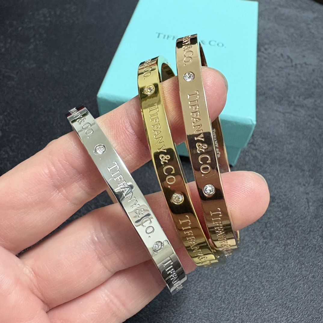 NO:818548,New product TIFFANY&CO. Bracelet set with 6 diamonds, many celebrities have the same style. Original item. Unisex high version bracelet counter with the same material. Hot model shipped. Unique design. Retro and avant-garde. Bracelet 14K Seiko color-protected version has been loved by MM since its launch. Every color has its own unique brilliance!  The effect is very nice!  The tiniest one!  More durable than ordinary models, showing fair skin tone, fine jewelry, tiffany, bracelet19860909新品 蒂芙尼TIFFANY&CO.镶钻6颗钻手镯超多明星网红同款.原单货 中性款高版本手镯专柜一致材质 火爆款出货 设计独特 复古前卫.手镯14K精工保色版 从上市以来一直深受MM喜爱每一种颜色都有它独一无二的光彩！上手效果非常好看！最细小的一款！比普通款更耐看显肤色白皙,饰品精品,tiffany,bracelet,Jewelry