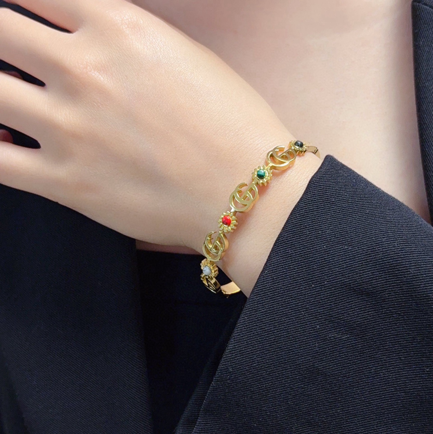 NO:818565,The new Gucci double G bracelet is super heavy-duty bling bling. The colors are well matched and have a high-end feel. The goddess has a high-end temperament. The stainless steel material is not allergic and does not fade. One-to-one exquisite craftsmanship, extremely classic charm, high cost performance. A must-have choice, boutique jewelry, gucci, gucci, bracelet19860909新款古驰Gucci双G手镯超重工bling bling,颜色搭配得非常好高级感 女神气质高端 精钢材质不过敏不褪色.一比一精美工艺,经典至极的魅物,性价比高 必备必入之选,饰品精品,gucci,gucci,bracelet,Jewelry