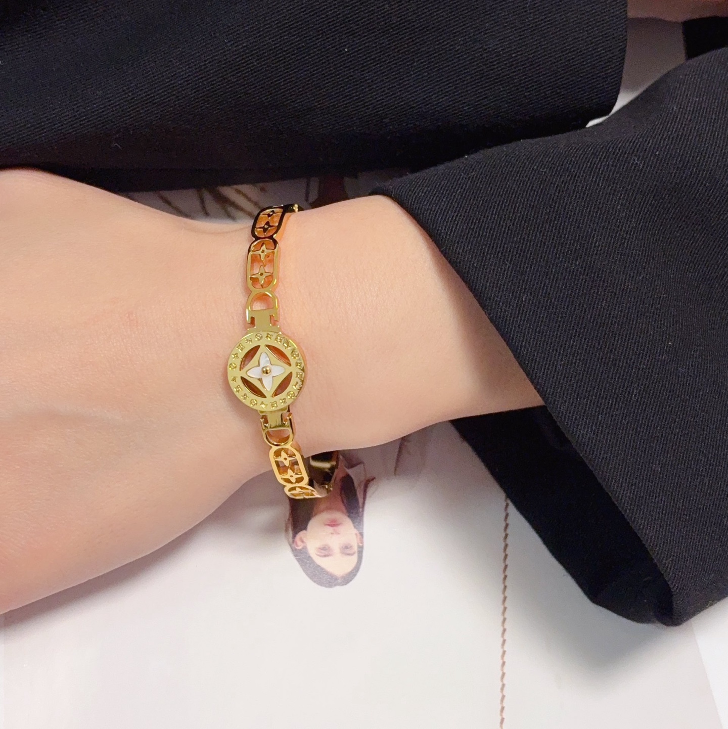 NO:818574,New product, original item, LV letter printed four-leaf clover, white mother-of-pearl engraved bracelet with logo hollow out, Louis Vuitton, same material at counters, hot model shipped, unique design, retro and avant-garde. 14K Seiko color-protected version of the bracelet has been loved by MM since its launch. Every color has its own unique brilliance!  The effect is very nice!  The tiniest one!  It is more durable than ordinary models and shows a fairer complexion, fine jewelry, louis vuitton, louis vuitton, louis vuitton, bracelet19860909新品 原单货 LV字母印花四叶草白贝母雕刻带logo镂空手镯Louis Vuitton 路易威登 专柜一致材质 火爆款出货 设计独特 复古前卫.手镯14K精工保色版 从上市以来一直深受MM喜爱每一种颜色都有它独一无二的光彩！上手效果非常好看！最细小的一款！比普通款更耐看显肤色白皙,饰品精品,louis vuitton,louis vuitton,louis vuitton,bracelet,Jewelry