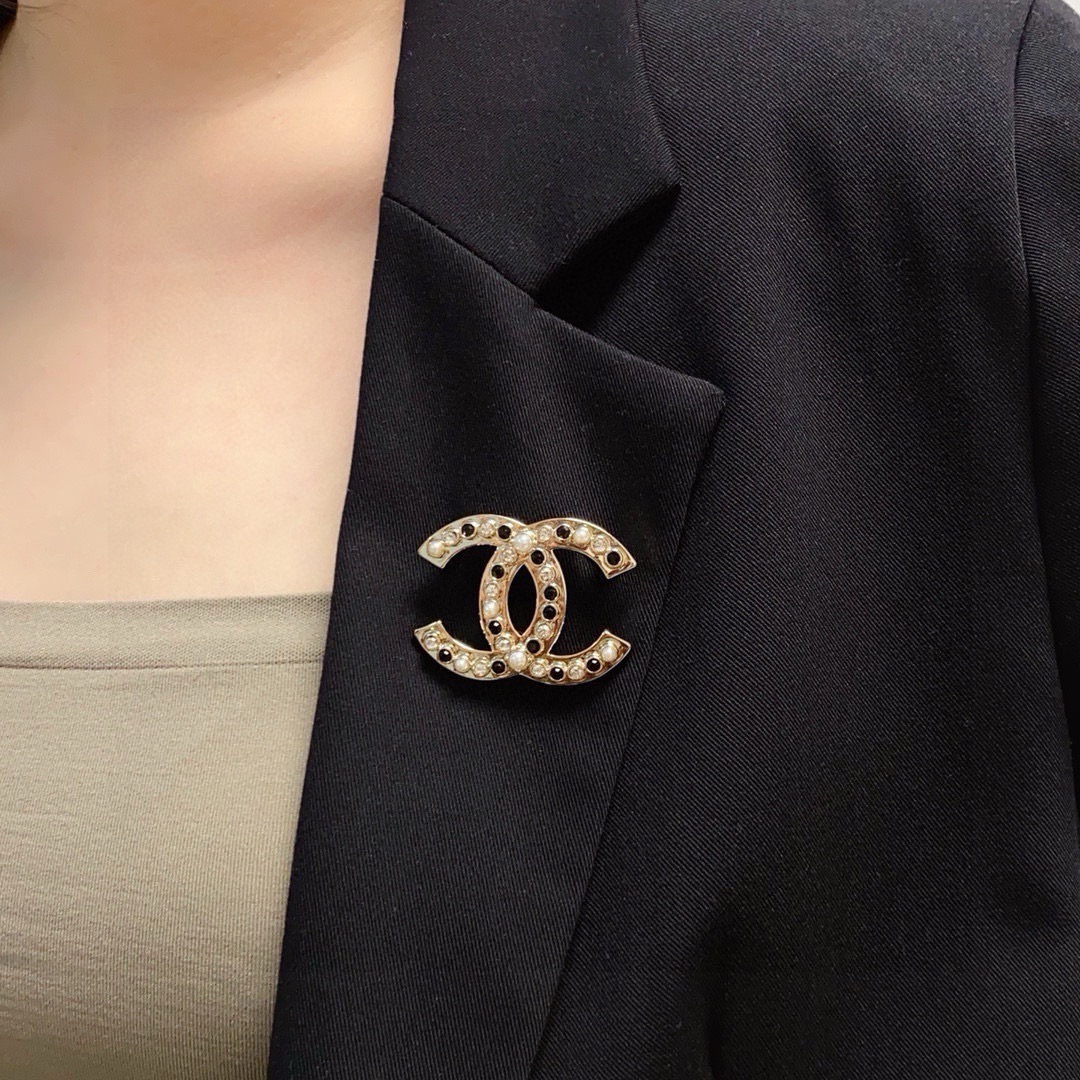 NO:818601,CHANEL Xiaoxiang The latest high version of the Chanel brooch with diamonds and pearls is the accessory that understands women best. Women who devote all their efforts to being themselves tend to cherish the meaning of the brooch more. Ms. Chanel pinned the brooch on her hat and told the fashionable ladies who imitated her [Broches are very practical. They can be pinned on the collar of a suit, on a pocket, on a hat, on a belt or on an evening dress. Boutique jewelry, chanel, chanel, business  suit, brooch, breastpin, hats19860909CHANEL小香 最新款高版本镶钻镶珍珠香奈儿胸针,是最懂女人的饰物.那些倾注了全部心血去做自己的女人,往往更珍惜胸针的意义.香奈儿女士把胸针别在帽子上,并告诉那些模仿她的时髦女士们[胸针可是非常实用,它可以别在西装领上、口袋上、帽子上、腰带上或者是晚礼服上,饰品精品,chanel,chanel,business suit,brooch，breastpin,hats,Jewelry