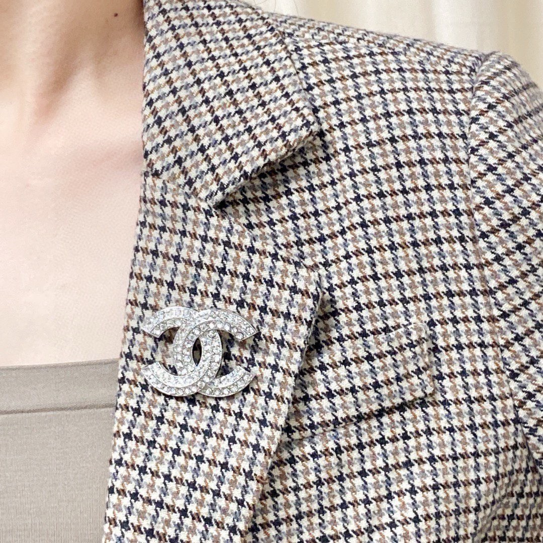 NO:818610,CHANEL Xiaoxiang counter's new full-diamond Chanel brooch is the accessory that understands women best. Women who devote all their efforts to being themselves tend to cherish the meaning of the brooch more. Ms. Chanel pinned the brooch on her hat and told the fashionable ladies who imitated her that 'brooches are very practical. They can be pinned on the collar of a suit, on a pocket, on a hat, on a belt or on an evening dress. Boutique jewelry, chanel, chanel, business  suit, brooch, breastpin, hats19860909CHANEL小香 专柜新款满钻香奈儿胸针,是最懂女人的饰物.那些倾注了全部心血去做自己的女人,往往更珍惜胸针的意义.香奈儿女士把胸针别在帽子上,并告诉那些模仿她的时髦女士们[胸针可是非常实用,它可以别在西装领上、口袋上、帽子上、腰带上或者是晚礼服上,饰品精品,chanel,chanel,business suit,brooch，breastpin,hats,Jewelry