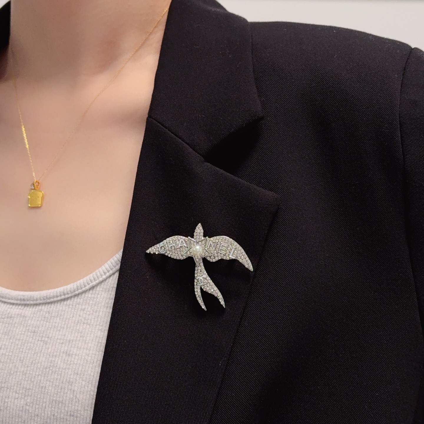 NO:818619,CHANEL Xiaoxiang  The latest high-version full-diamond swallow Chanel brooch, with a sweater hook on the back, is the most understanding woman's accessory. Women who devote all their efforts to being themselves tend to cherish the meaning of the brooch more. Ms. Chanel pinned the brooch on her hat and told the fashionable ladies who imitated her [Broches are very practical. They can be pinned on the collar of a suit, on a pocket, on a hat, on a belt or on an evening dress. Boutique jewelry, chanel, chanel, sweaters, business  suit, brooch, breastpin, hats19860909CHANEL小香 最新款高版本满钻燕子香奈儿胸针,背后有毛衣挂钩,是最懂女人的饰物.那些倾注了全部心血去做自己的女人,往往更珍惜胸针的意义.香奈儿女士把胸针别在帽子上,并告诉那些模仿她的时髦女士们[胸针可是非常实用,它可以别在西装领上、口袋上、帽子上、腰带上或者是晚礼服上,饰品精品,chanel,chanel,sweaters,business suit,brooch，breastpin,hats,Jewelry