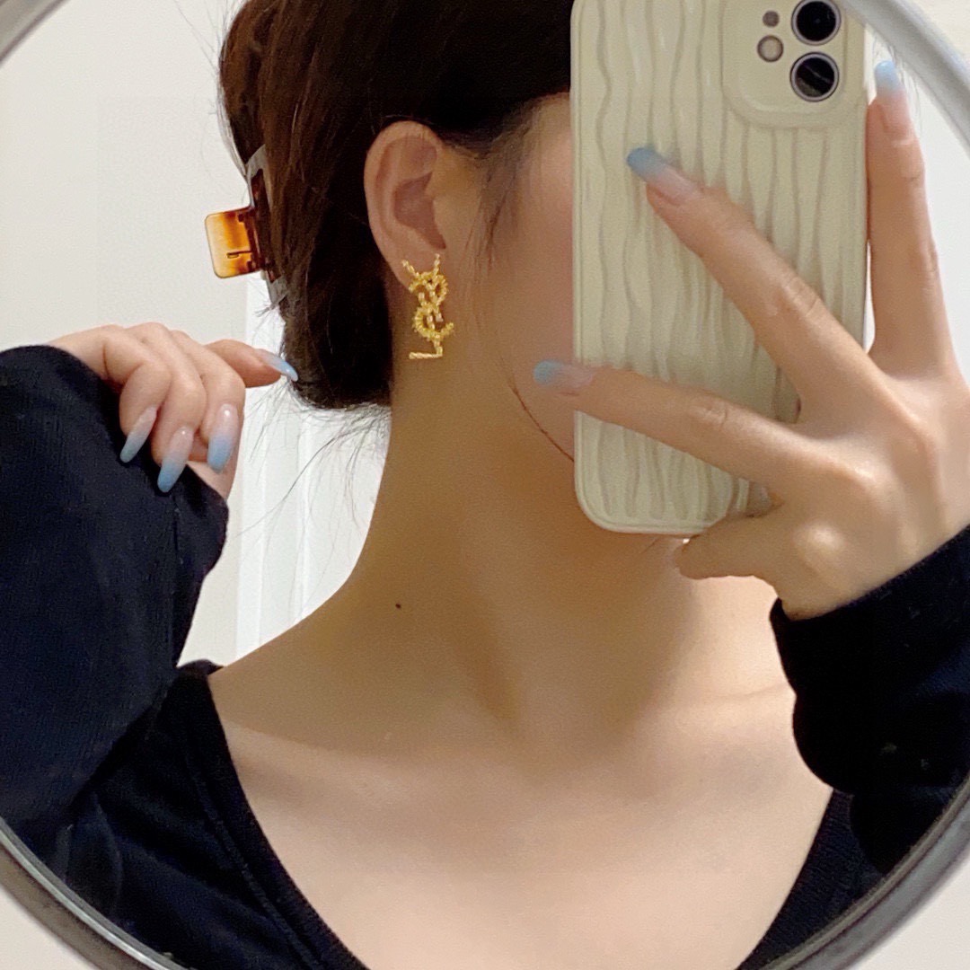 NO:818571,Saint Laurent YSL gold stud earrings. Beauty can never compete with classics. The golden age is the most classic.  It is also the most tasteful. A woman is independent, elegant, charming, intellectual, trendy, luxurious and not complicated. The YSL letters are classic and versatile, simple but not simple!  Versatile 925 silver needles for various places, fine jewelry, saint laurent, saint laurent, gold19860909圣罗兰YSL金色耳钉 美丽永远敌不过经典 黄金时期就是最经典．也是最有味道的 女人独立优雅魅力知性潮流奢华不繁复 ysl字母经典百搭 简约不简单！各种场所百搭925银针,饰品精品,saint laurent,saint laurent,gold,Jewelry