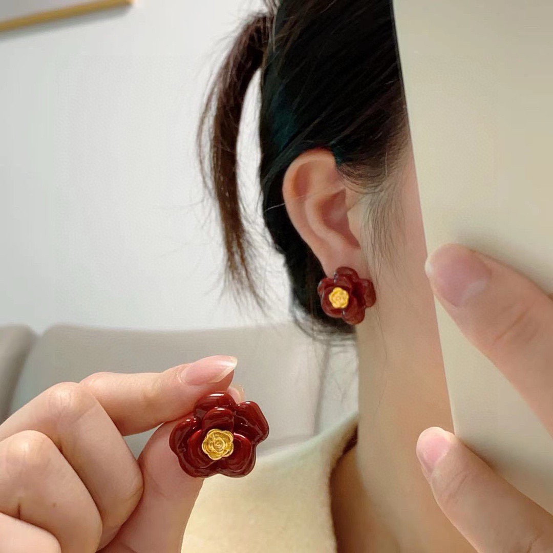 NO:818588,The new Chanel Xiaoxiang double C simple camellia red and brown earrings. This earring is really super beautiful. It looks simple in design, but the wearing effect is amazing. Even my small earlobes are very okzp brass material. The upper ear is super elegant, fine jewelry, chanel, earrings19860909新款 Chanel 小香双C简约山茶花大红、咖色耳钉这款耳环真的超级美看着设计简单但是佩戴效果好看到爆就连我这种小耳垂的也很okzp黄铜材质 上耳超气质优雅,饰品精品,chanel,earrings,Jewelry