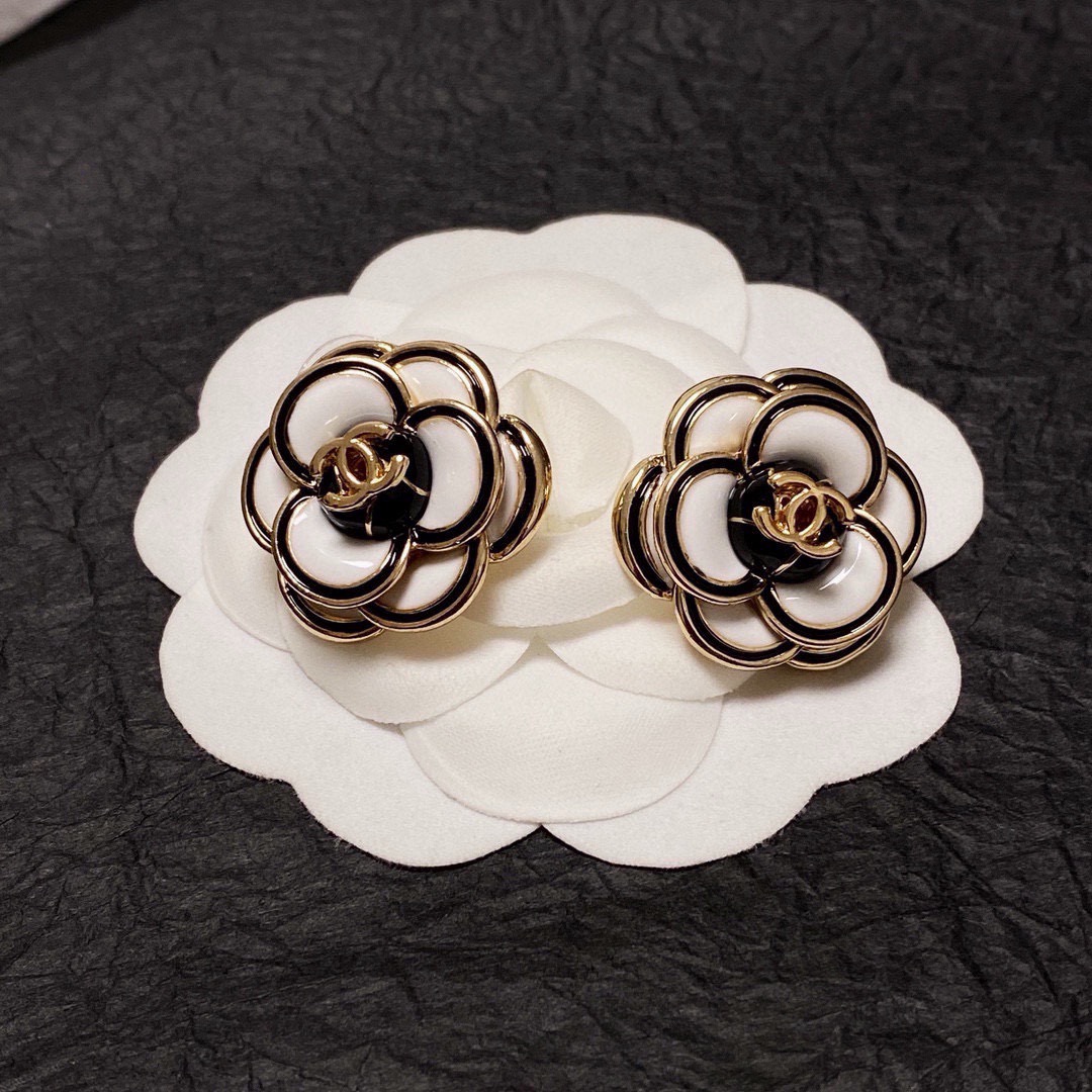 NO:818597,Xiaoxiang high version of the new Chanel Camellia earrings are exactly the same as the original ones!  High-end customization, every detail is comparable to the authentic products at the counter. The only one in the industry that buys genuine pattern making, fine jewelry, chanel, chanel at the counter all over the world19860909小香高版本新款 Chanel香奈儿山茶花耳钉 原版一摸一样的原单货！高端定制 每一个细节媲美专柜正品,业内仅此一家全世界专柜自购正品打版,饰品精品,chanel,chanel,Jewelry
