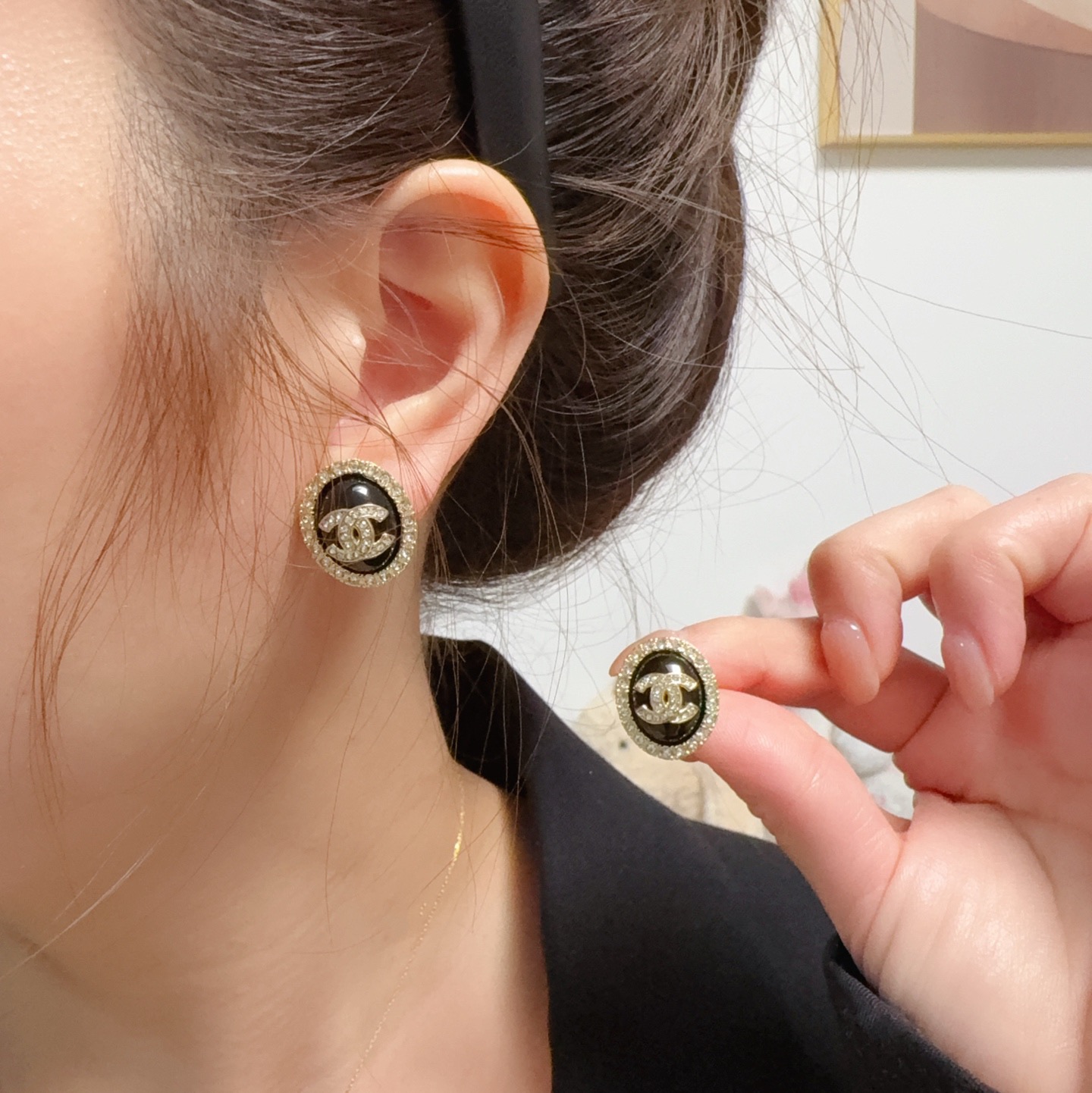 NO:818607,The new high-quality Chanel Xiaoxiang vintage white and black diamond-encrusted earrings are simultaneously available at the counter. New simple earrings. The original material is the same and matched with sterling silver needle earrings. The exquisite workmanship creates the highest cost-effectiveness and the highest quality on the Internet, and the upper ear effect is particularly beautiful!  It’s so beautiful!  Suitable for various festive occasions, four-season style, fine jewelry, chanel, earrings, pure silver19860909新款高品质Chanel 小香复古白色、黑色镶钻耳钉专柜同步上新简约耳环 原版一致材质搭配纯银针耳环 精工细作打造全网最高性价比最高品质上耳效果特别好看！简直美腻了！适合各种喜庆场合四季款,饰品精品,chanel,earrings,pure silver,Jewelry