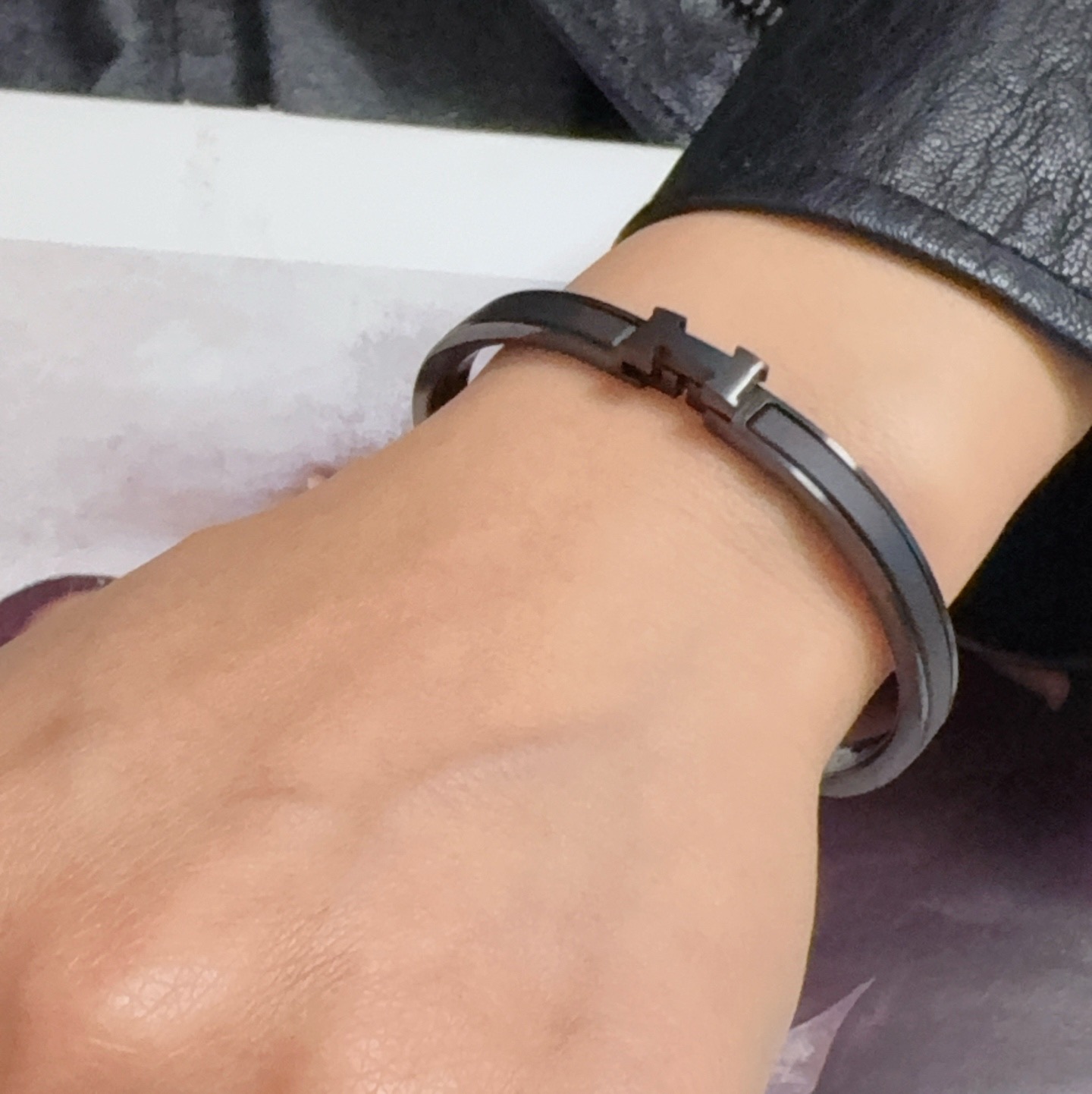 NO:818557,Recommended hot items: the genuine Black Warrior 6mm Hermes enamel bracelet, the small narrow version, the fine version, the high version, the one-to-one Seiko version. The exquisite and smooth narrow version has been loved by MM since its launch. Each color has its own unique brilliance!  The effect is very nice!  The tiniest one!  It is more durable than ordinary models and shows fair skin tone. Tiffany green is so beautiful, jewelry boutique, hermes, hermes, bracelet19860909爆款推荐正品级别黑武士6mm爱马仕Hermes珐琅手镯小号窄版细款高版本一比一精工版 做工细腻光滑窄版从上市以来一直深受MM喜爱每一种颜色都有它独一无二的光彩！上手效果非常好看！最细小的一款！比普通款更耐看显肤色白皙蒂芙妮绿也太美了吧,饰品精品,hermes,hermes,bracelet,Jewelry