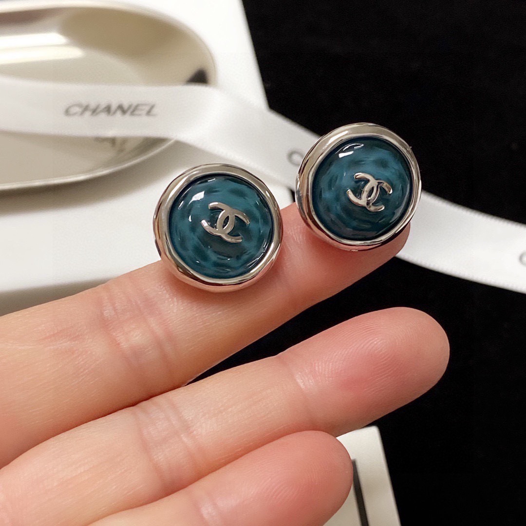 NO:818593,New style Xiaoxiang Chanel CHNEL sea blue earrings are exquisite and charming. They are synchronized at the counter. They can be matched with any age. Big brand classics, timeless beauty and versatile styles. Boutique jewelry, chanel, earrings.19860909新款 小香香奈儿CHNEL海蓝色耳钉耳环精致迷人专柜同步 随便搭配不分年龄 大牌经典款永恒之美百搭款,饰品精品,chanel,earrings,Jewelry