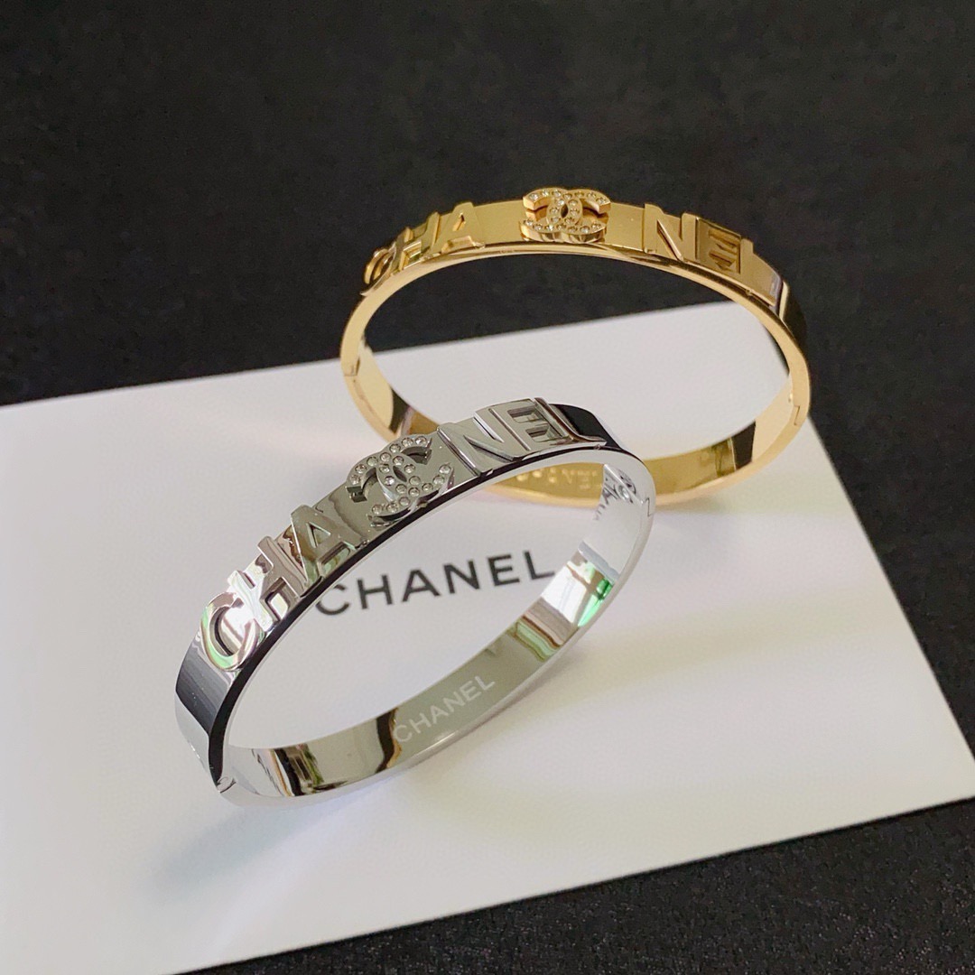 NO:818611,Xiaohongshu recommends the popular Xiaoxiang new c letter diamond bracelet Chanel Chanel high quality micro diamond bracelet super heavy bling bling, the color matching is very good and high-end, the goddess has a high-end temperament, the stainless steel material is not allergic and does not fade. One-to-one exquisite craftsmanship, extremely classic charm, high cost performance, a must-have choice, boutique jewelry, chanel, chanel, bracelet19860909小红书推荐爆款小香新款c字母镶钻手镯香奈儿Chanel高品质微镶钻手镯超重工bling bling,颜色搭配得非常好高级感 女神气质高端 精钢材质不过敏不褪色.一比一精美工艺,经典至极的魅物,性价比高 必备必入之选,饰品精品,chanel,chanel,bracelet,Jewelry