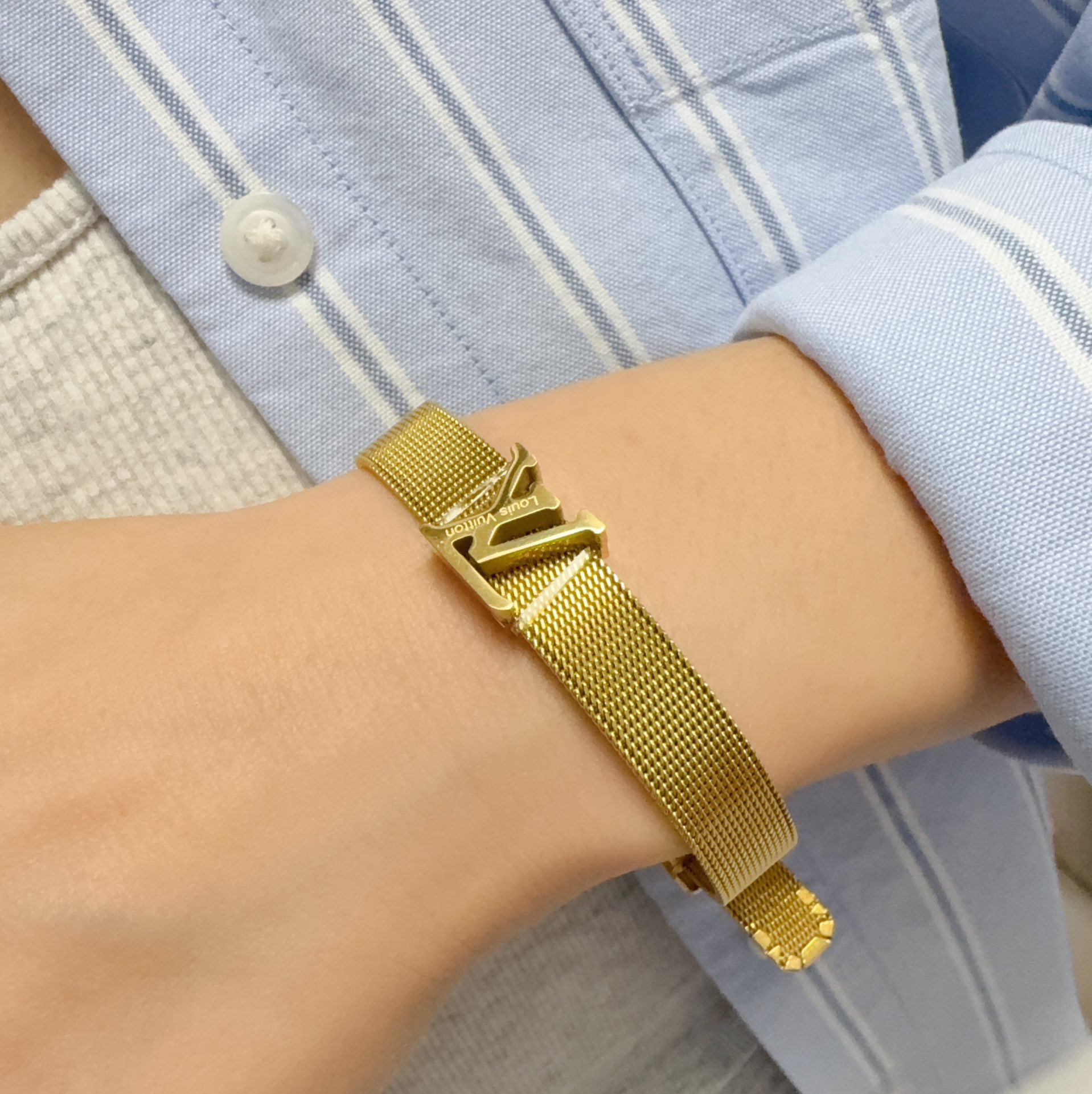 NO:818620,New product, original item, LV letter engraved strap buckle bracelet, Louis Vuitton, Louis Vuitton, same material at counters, hot model shipped, unique design, retro and avant-garde. Bracelet 14K Seiko color-protected version has been loved by MM since its launch. Every color has its own unique brilliance!  The effect is very nice!  The tiniest one!  It is more durable than ordinary models and shows a fairer complexion, fine jewelry, louis vuitton, louis vuitton, louis vuitton, bracelet19860909新品 原单货 LV字母雕刻表带扣手镯Louis Vuitton 路易威登 专柜一致材质 火爆款出货 设计独特 复古前卫.手镯14K精工保色版 从上市以来一直深受MM喜爱每一种颜色都有它独一无二的光彩！上手效果非常好看！最细小的一款！比普通款更耐看显肤色白皙,饰品精品,louis vuitton,louis vuitton,louis vuitton,bracelet,Jewelry