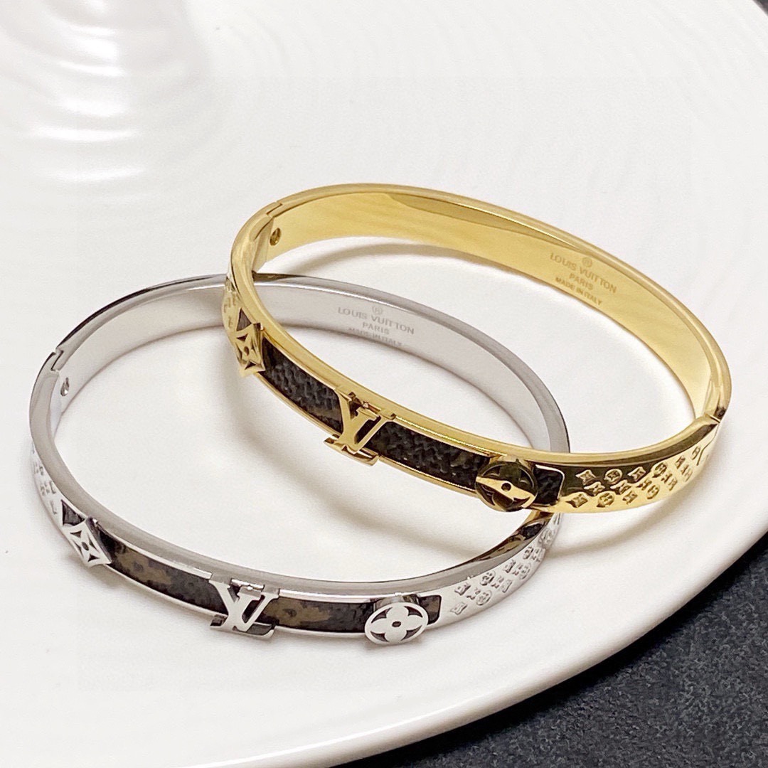 NO:818627,New product, new style, original item, LV bracelet, Louis Vuitton, Louis Vuitton, the same material at the counter, hot model shipped, unique design, retro and avant-garde. Seiko version of the bracelet has been loved by MM since its launch. Every color has its own unique brilliance!  The effect is very nice!  The tiniest one!  More durable than ordinary models, it shows a fairer complexion, fine jewelry, louis vuitton, louis vuitton, louis vuitton, bracelet, bracelet19860909新品 新款 原单货 LV手链手镯Louis Vuitton 路易威登 专柜一致材质 火爆款出货 设计独特 复古前卫.手镯精工版 从上市以来一直深受MM喜爱每一种颜色都有它独一无二的光彩！上手效果非常好看！最细小的一款！比普通款更耐看显肤色白皙,饰品精品,louis vuitton,louis vuitton,louis vuitton,bracelet,bracelet,Jewelry