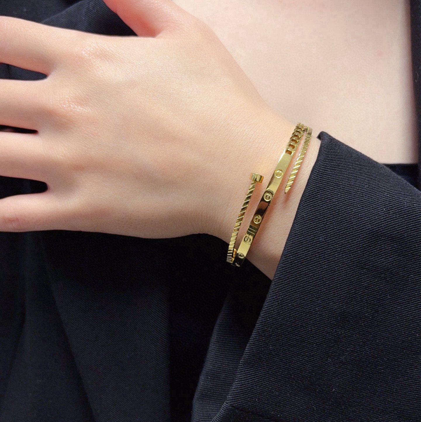 NO:818641,Cartier's official website recently released the popular nail bracelet, imported Seiko color-preserving 18k high-end customization and top-notch craftsmanship. The counter's logo is clearly engraved and there are no dead ends in 360 degrees!  The new narrow version design is more refined ~ For such a beautiful thing, you must have super white, high-quality jewelry, cartier, cartier, bracelet19860909Cartier 卡地亚官网最新发布 火爆钉子手镯进口精工保色18k高端定制顶级工艺 专柜logo刻字清晰 360度无死角！全新的窄版设计 更显精致～如此美物 你必须拥有超级显白,饰品精品,cartier,cartier,bracelet,Jewelry