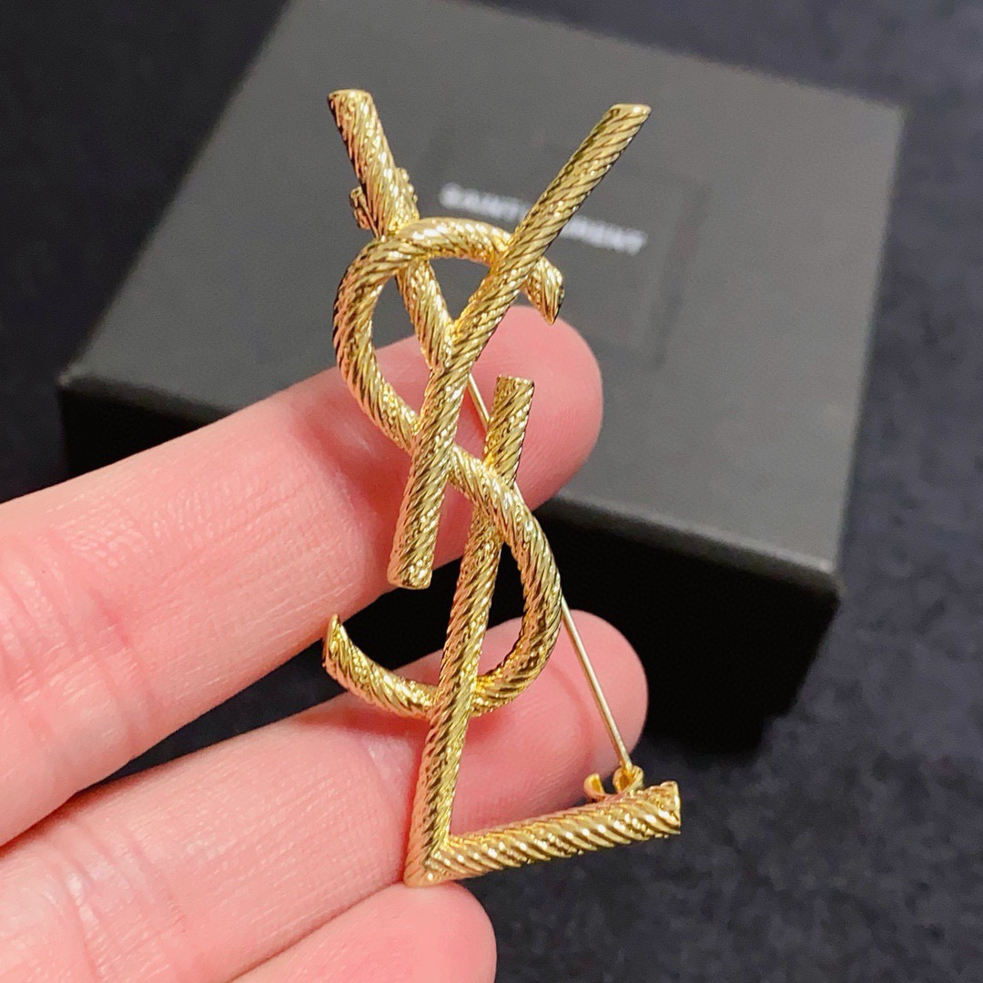 NO:818660,YSL Yves Saint Laurent counters have launched new small brooches at the same time. They are the accessories that know women best. Women who devote all their efforts to being themselves tend to cherish the meaning of brooches more. Ms. Saint Laurent pins the brooch on her hat and tells the fashionable ladies who imitate her [Brooch is very practical. It can be pinned on the collar of a suit, on a pocket, on a hat, on a belt or on an evening dress. Boutique jewelry, saint laurent, saint laurent, business  suit, brooch, breastpin, hats19860909YSL圣罗兰专柜新款同步上新小号胸针,是最懂女人的饰物.那些倾注了全部心血去做自己的女人,往往更珍惜胸针的意义.圣罗兰女士把胸针别在帽子上,并告诉那些模仿她的时髦女士们[胸针可是非常实用,它可以别在西装领上、口袋上、帽子上、腰带上或者是晚礼服上,饰品精品,saint laurent,saint laurent,business suit,brooch，breastpin,hats,Jewelry