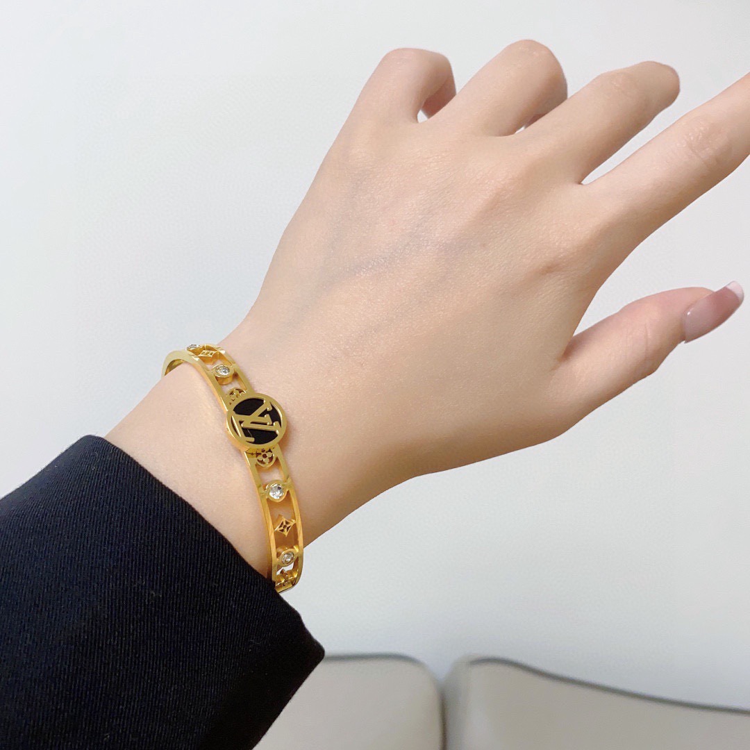 NO:818682,New product, original item, LV diamond bracelet Louis Vuitton, same counter material, popular model shipped, unique design, retro and avant-garde. 14K Seiko color-protected version of the bracelet has been loved by MM since its launch. Each color has its own unique brilliance!  The effect is very nice!  The tiniest one!  It is more durable than ordinary models and shows a fairer complexion, fine jewelry, louis vuitton, louis vuitton, louis vuitton, bracelet19860909新品 原单货 LV带钻手镯Louis Vuitton 路易威登 专柜一致材质 火爆款出货 设计独特 复古前卫.手镯14K精工保色版 从上市以来一直深受MM喜爱每一种颜色都有它独一无二的光彩！上手效果非常好看！最细小的一款！比普通款更耐看显肤色白皙,饰品精品,louis vuitton,louis vuitton,louis vuitton,bracelet,Jewelry