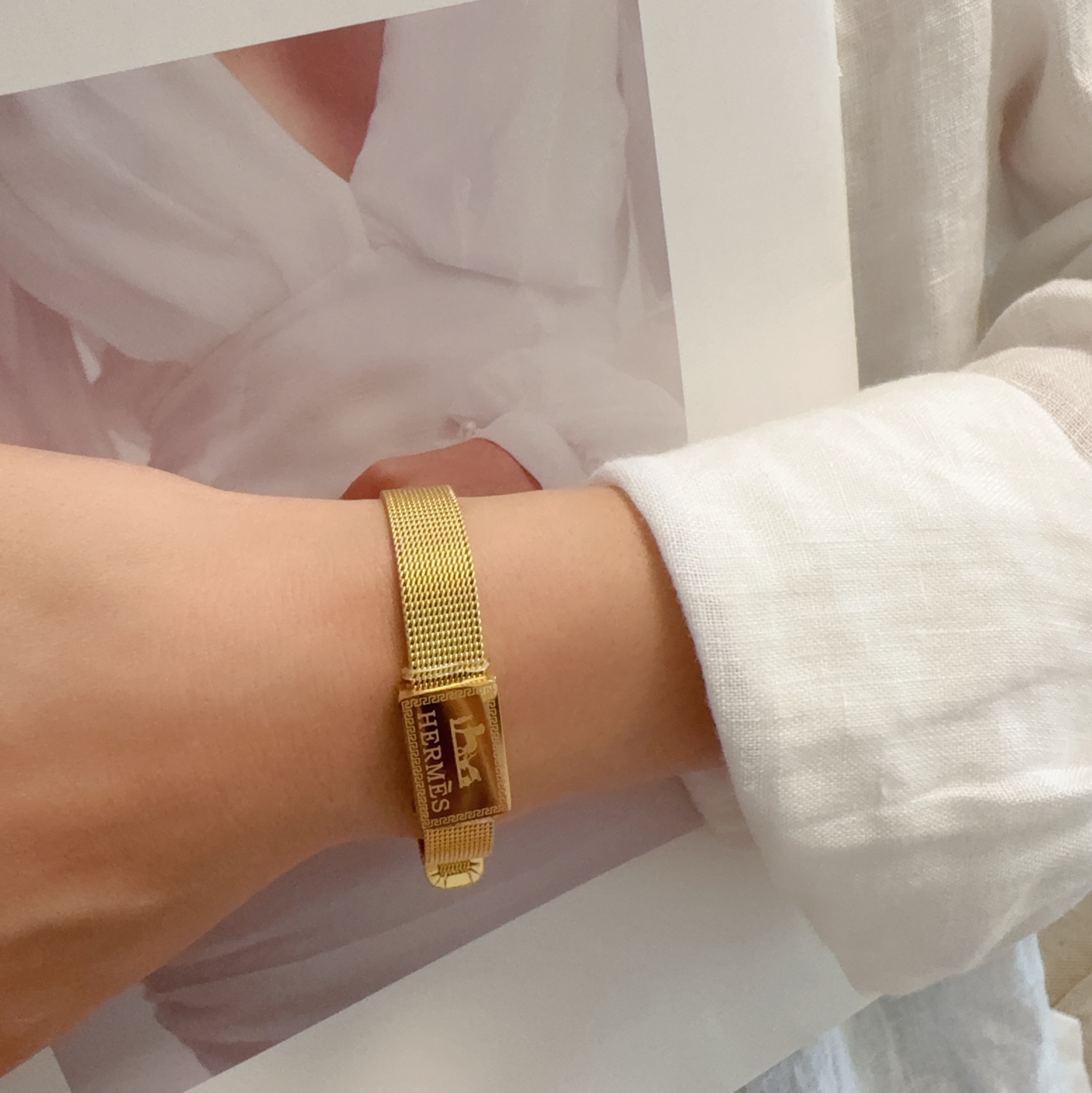 NO:818628,New product, original item, H letter engraved strap buckle bracelet, new Hermes counter, same material, hot model shipped, unique design, retro and avant-garde. Bracelet 14K Seiko color-protected version has been loved by MM since its launch. Every color has its own unique brilliance!  The effect is very nice!  The tiniest one!  More durable than ordinary models, showing fairer complexion, fine jewelry, hermes, hermes, bracelet, bracelet19860909新品 原单货 H字母雕刻表带扣手镯手链新款爱马仕Hermes 专柜一致材质 火爆款出货 设计独特 复古前卫.手镯14K精工保色版 从上市以来一直深受MM喜爱每一种颜色都有它独一无二的光彩！上手效果非常好看！最细小的一款！比普通款更耐看显肤色白皙,饰品精品,hermes,hermes,bracelet,bracelet,Jewelry