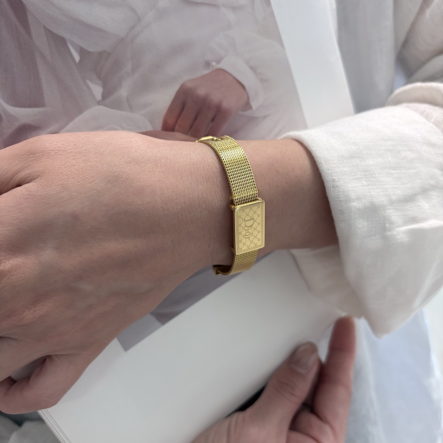NO:818635,New product, original item, CD letter engraved strap buckle bracelet, new Dior counter, same material, hot model shipped, unique design, retro and avant-garde. Bracelet 14K Seiko color-protected version has been loved by MM since its launch. Every color has its own unique brilliance!  The effect is very nice!  The tiniest one!  More durable than ordinary models, showing fairer complexion, fine jewelry, dior, dior, bracelet, bracelet19860909新品 原单货 CD字母雕刻表带扣手镯手链新款迪奥Dior专柜一致材质 火爆款出货 设计独特 复古前卫.手镯14K精工保色版 从上市以来一直深受MM喜爱每一种颜色都有它独一无二的光彩！上手效果非常好看！最细小的一款！比普通款更耐看显肤色白皙,饰品精品,dior,dior,bracelet,bracelet,Jewelry