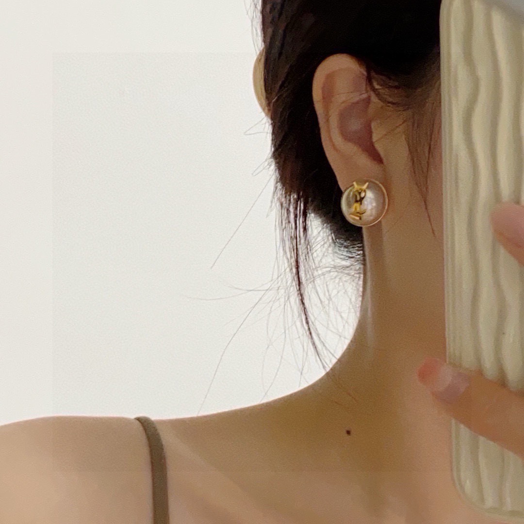 NO:818678,Xiaohongshu recommends the popular new YSL Saint Laurent gray shell color pearl earrings and earrings. Elegant and elegant with logo, specially designed with exquisite workmanship. It is very flattering to the face and youthful. I was attracted by this product at a glance. Very beautiful color combination, fashionable and playful, fine jewelry, saint laurent, saint laurent, earrings19860909小红书推荐爆款新款YSL圣罗兰灰贝壳色珍珠耳环耳钉. 带logo优雅大方特别精工设计 非常修饰脸型 青春活力 一眼就被这款吸引了非常漂亮的颜色搭配时尚又俏皮,饰品精品,saint laurent,saint laurent,earrings,Jewelry