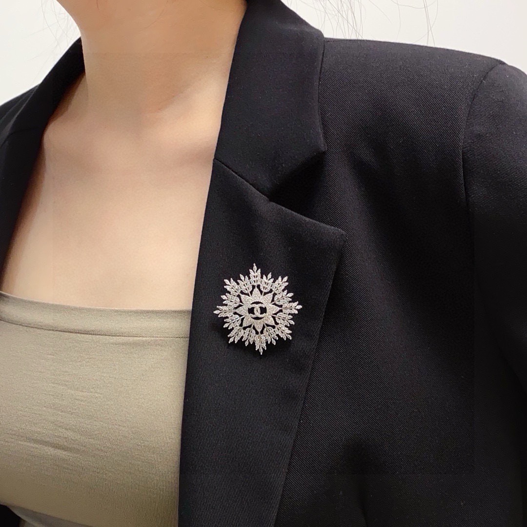 NO:818684,CHANEL Xiaoxiang's latest high-version snowflake leaf ice-shaped full-diamond Chanel brooch is the accessory that understands women best. Women who devote all their efforts to being themselves tend to cherish the meaning of the brooch more. Ms. Chanel pinned the brooch on her hat and told the fashionable ladies who imitated her [Broches are very practical. They can be pinned on the collar of a suit, on a pocket, on a hat, on a belt or on an evening dress. Boutique jewelry, chanel, chanel, business  suit, brooch, breastpin, hats19860909CHANEL小香 最新款高版本雪花树叶冰状满钻香奈儿胸针,是最懂女人的饰物.那些倾注了全部心血去做自己的女人,往往更珍惜胸针的意义.香奈儿女士把胸针别在帽子上,并告诉那些模仿她的时髦女士们[胸针可是非常实用,它可以别在西装领上、口袋上、帽子上、腰带上或者是晚礼服上,饰品精品,chanel,chanel,business suit,brooch，breastpin,hats,Jewelry