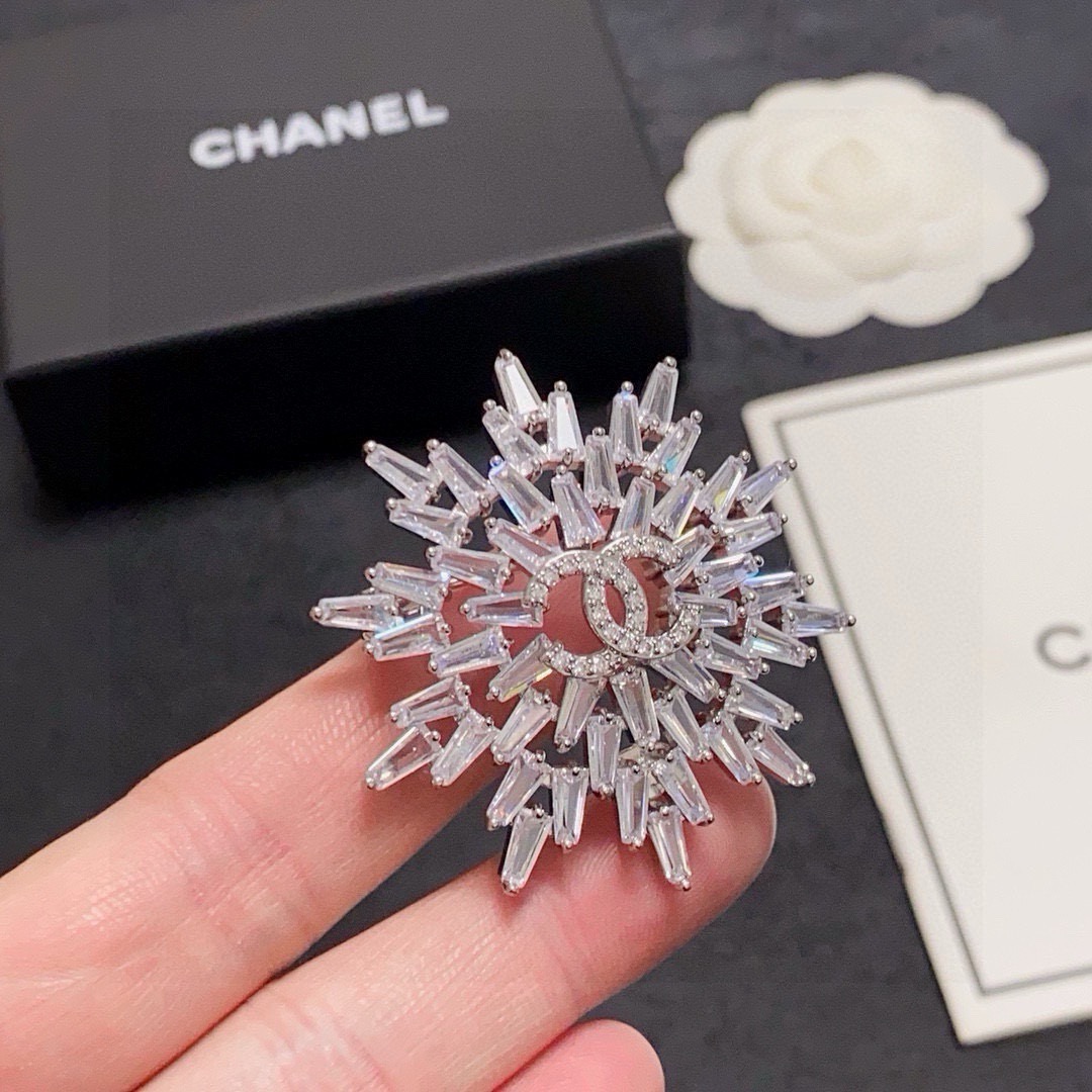 NO:818689,CHANEL Xiaoxiang counter's new snowflake ice cube full diamond high-quality Chanel brooch is the accessory that best understands women. Women who devote all their efforts to being themselves tend to cherish the meaning of the brooch more. Ms. Chanel pinned the brooch on her hat and told the fashionable ladies who imitated her that 'brooches are very practical. They can be pinned on suit collars, pockets, hats, belts or evening dresses. Boutique jewelry, chanel, chanel, business  suit, brooch, breastpin, hats19860909CHANEL小香专柜新款雪花冰块满钻高品质香奈儿胸针,是最懂女人的饰物.那些倾注了全部心血去做自己的女人,往往更珍惜胸针的意义.香奈儿女士把胸针别在帽子上,并告诉那些模仿她的时髦女士们[胸针可是非常实用,它可以别在西装领上、口袋上、帽子上、腰带上或者是晚礼服上,饰品精品,chanel,chanel,business suit,brooch，breastpin,hats,Jewelry