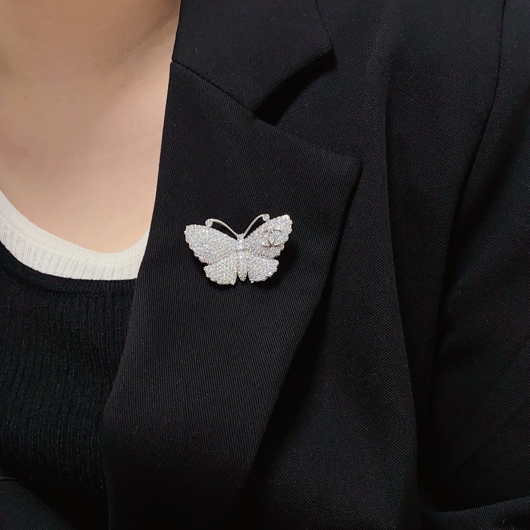 NO:818696,CHANEL Xiaoxiang counter's new butterfly full-diamond Chanel brooch is the accessory that understands women best. Women who devote all their efforts to being themselves tend to cherish the meaning of the brooch more. Ms. Chanel pinned the brooch on her hat and told the fashionable ladies who imitated her [Brooch is very practical. It can be pinned on the suit collar, pocket, hat, belt or evening dress. Boutique jewelry, chanel, chanel, business  suit, brooch, breastpin, hats19860909CHANEL小香 专柜新款蝴蝶满钻香奈儿胸针,是最懂女人的饰物.那些倾注了全部心血去做自己的女人,往往更珍惜胸针的意义.香奈儿女士把胸针别在帽子上,并告诉那些模仿她的时髦女士们[胸针可是非常实用,它可以别在西装领上、口袋上、帽子上、腰带上或者是晚礼服上,饰品精品,chanel,chanel,business suit,brooch，breastpin,hats,Jewelry