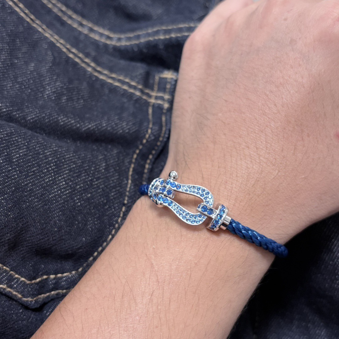 NO:818710,New product release hot Fred Feiden blue full diamond silver, rose gold, gold buckle full diamond, half diamond, non-diamond horseshoe buckle unisex high quality peacock blue, rose red, Hermès orange, lemon yellow, light yellow nylon rope bracelet bracelet!  Big brand of red leather rope in the year of birth, fashionable and exquisite FORCE series bracelets, high-end customization ~ sub-gold micro-plating 18k gold craftsmanship, Seiko horseshoe buckle head bracelet!  The effect is very versatile. Internet celebrity expert. A must-have item for fashionistas. Rose gold, gold and silver buttons for men and women, two sizes 17/19cm, jewelry boutique, hermes, bracelet, bracelet, gold19860909新品发布火爆费雷德 Fred斐登蓝满钻银色、玫瑰金、金色扣头满钻、半钻、无钻马蹄扣中性款高品质孔雀蓝、玫红色、爱马仕橙色、柠檬黄、淡黄色尼龙绳手链手镯！本命年红皮绳大牌 时尚 精致FORCE 系列手链高端定制～亚金微电镀18k金工艺 精工马蹄扣头手镯！上手效果非常百搭 网红达人 时尚一族必备单品 玫瑰金、黄金、银色扣头男女情侣款两个码数17/19cm,饰品精品,hermes,bracelet,bracelet,gold,Jewelry
