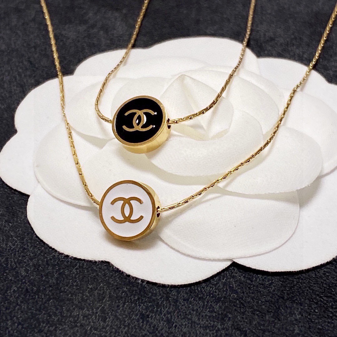 NO:818738,Chanel's latest stainless steel color-preserving black and white double-sided thin necklace is super personalized. It is particularly versatile. The overall details are very surprising. The design is full of sense. It not only brings out personal confidence and taste, the style is elegant and fashionable, highlighting the French elegance. The meticulous details make it more attractive to wear. Boutique jewelry, chanel, chanel, necklace19860909香奈儿Chanel最新款精钢保色黑白两面细项链超个性,百搭款特别特别赞,整体细节非常令人惊喜,设计感十足,不仅带出个人自信及品味,款式典雅而时尚,突显法式高雅气息,加上一丝不苟的细节,使得佩戴起来更具吸引力,饰品精品,chanel,chanel,necklace,Jewelry