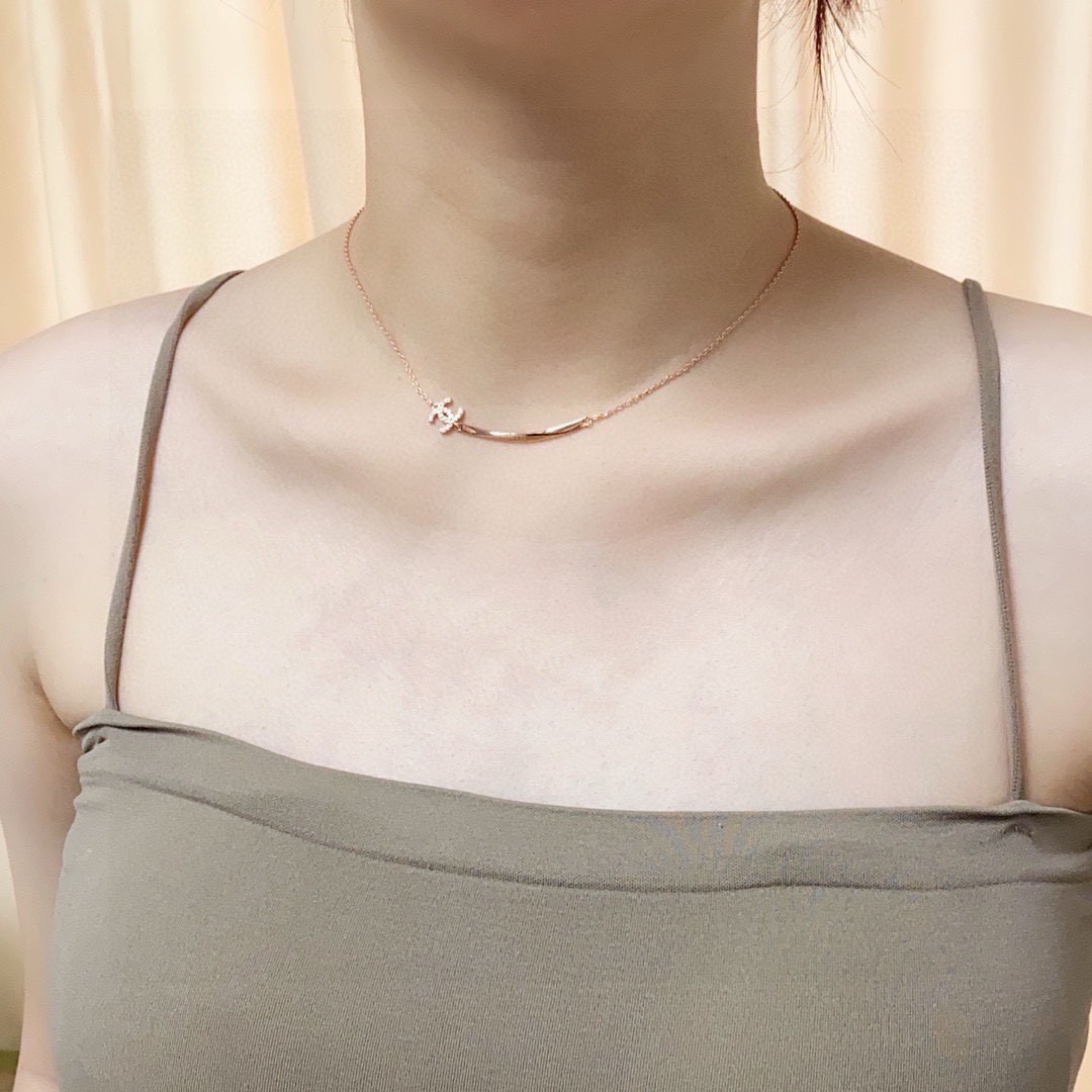 NO:818765,Dongdaemun Korean version Xiao Xiangfeng Smiley Face Necklace Xiaohongshu recommends the popular Chanel's latest double C necklace with diamonds, real gold, color-preserving and super personalized, the versatile style is particularly amazing, the overall details are very surprising, full of design, not only brings out personal confidence and taste, the style is elegant and fashionable, highlighting the French elegance, coupled with meticulous details, making it more attractive to wear, fine jewelry, chanel, chanel, necklace19860909东大门韩版小香风笑脸项链 小红书推荐爆款香奈儿Chanel最新款双C带钻项链真金保色超个性,百搭款特别特别赞,整体细节非常令人惊喜,设计感十足,不仅带出个人自信及品味,款式典雅而时尚,突显法式高雅气息,加上一丝不苟的细节,使得佩戴起来更具吸引力,饰品精品,chanel,chanel,necklace,Jewelry