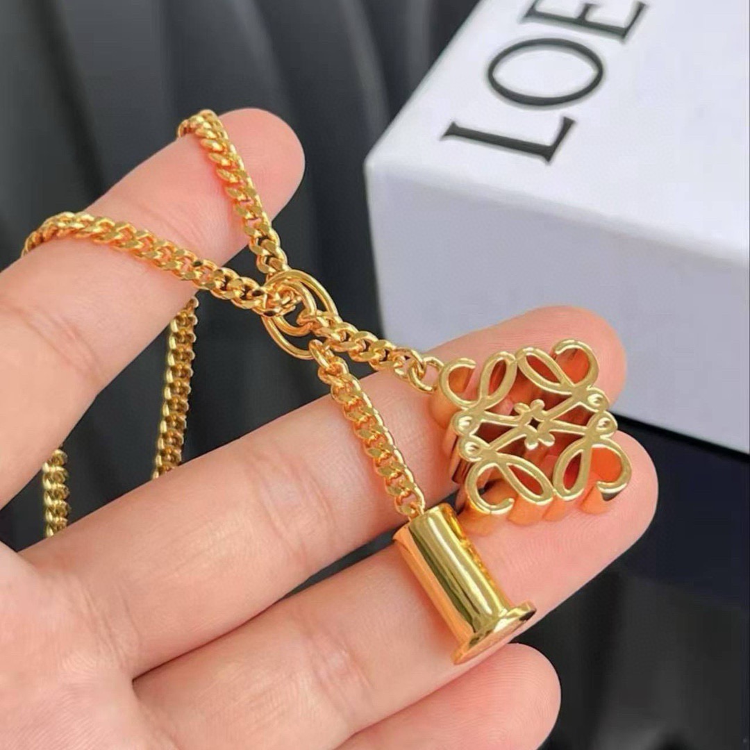 NO:818690,The design of the new LOEWE letter necklace is really amazing and very artistic!  Its logo is the most beautiful art!  The square design of the chain interlocks with the golden line pattern logo, and the details are processed very delicately and smoothly!  All styles of clothing are invincible and versatile!  The upper body effect is very good and can be worn by both men and women. Fine jewelry, loewe, loewe, necklace.19860909新款LOEWE罗意威字母项链的设计真的很厉害,非常的艺术！它的logo就是最美的艺术！链条方形设计环环相扣金色线条花纹logo 细节处理的非常细腻光滑！各种造型服装都是无敌百搭！上身效果非常棒男女都可以佩戴,饰品精品,loewe,loewe,necklace,Jewelry
