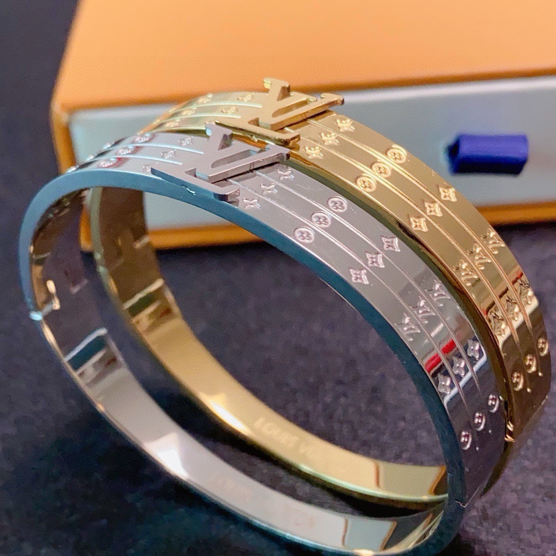 NO:818697,New product, original item, LV letter Logo bracelet Louis Vuitton, same counter material, popular model shipped, unique design, retro and avant-garde. Bracelet 14K Seiko color-protected version has been loved by MM since its launch. Every color has its unique brilliance!  The effect is very nice!  The tiniest one!  It is more durable than ordinary models and shows a fairer complexion, fine jewelry, louis vuitton, louis vuitton, louis vuitton, bracelet19860909新品 原单货 LV字母Logo手镯Louis Vuitton 路易威登 专柜一致材质 火爆款出货 设计独特 复古前卫.手镯14K精工保色版 从上市以来一直深受MM喜爱每一种颜色都有它独一无二的光彩！上手效果非常好看！最细小的一款！比普通款更耐看显肤色白皙,饰品精品,louis vuitton,louis vuitton,louis vuitton,bracelet,Jewelry