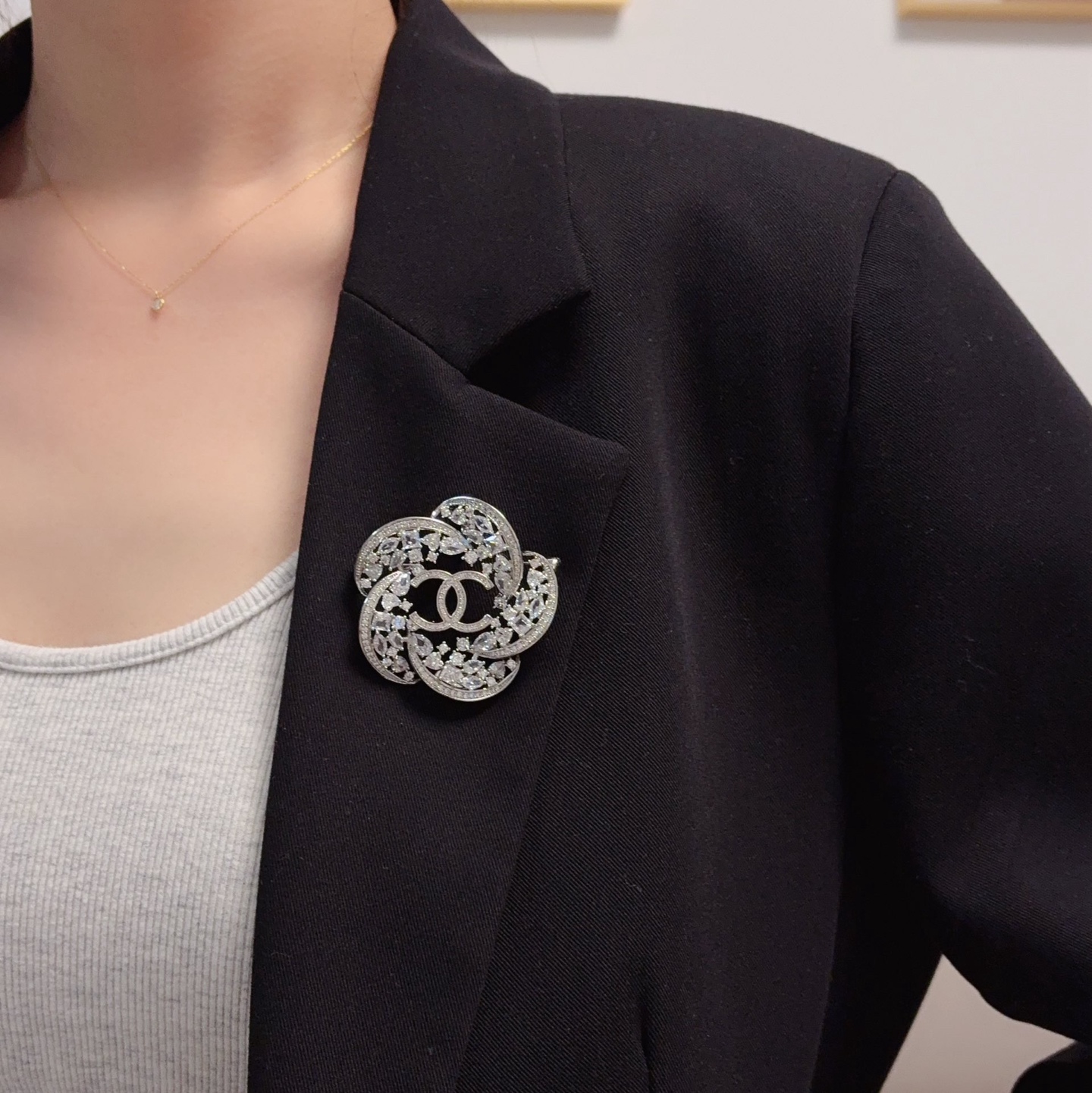 NO:857871,CHANEL Xiaoxiang The latest high version of the silver full diamond Chanel camellia brooch is the accessory that understands women best. Those women who devote all their efforts to being themselves tend to cherish the meaning of the brooch more. Ms. Chanel pinned the brooch on her hat and told the fashionable ladies who imitated her [The brooch is very practical. It can be pinned on the collar of a suit, on a pocket, on a hat, on a belt or on an evening dress. Boutique jewelry, chanel, chanel, business  suit, brooch, breastpin, hats19860909CHANEL小香 最新款高版本银色满钻香奈儿山茶花胸针,是最懂女人的饰物.那些倾注了全部心血去做自己的女人,往往更珍惜胸针的意义.香奈儿女士把胸针别在帽子上,并告诉那些模仿她的时髦女士们[胸针可是非常实用,它可以别在西装领上、口袋上、帽子上、腰带上或者是晚礼服上,饰品精品,chanel,chanel,business suit,brooch，breastpin,hats,Jewelry
