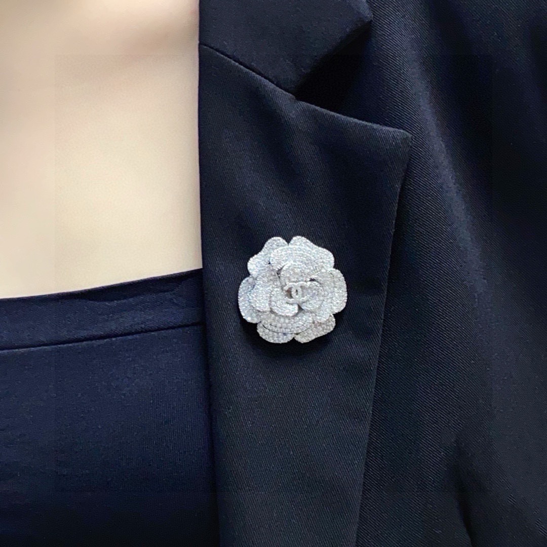 NO:857883,CHANEL Xiaoxiang counter's new silver camellia full-diamond Chanel brooch is the accessory that understands women best. Women who devote all their efforts to being themselves tend to cherish the meaning of the brooch more. Ms. Chanel pinned the brooch on her hat and told the fashionable ladies who imitated her that 'brooches are very practical. They can be pinned on suit collars, pockets, hats, belts or evening dresses. Boutique jewelry, chanel, chanel, business  suit, brooch, breastpin, hats19860909CHANEL小香 专柜新款银色山茶花满钻香奈儿胸针,是最懂女人的饰物.那些倾注了全部心血去做自己的女人,往往更珍惜胸针的意义.香奈儿女士把胸针别在帽子上,并告诉那些模仿她的时髦女士们[胸针可是非常实用,它可以别在西装领上、口袋上、帽子上、腰带上或者是晚礼服上,饰品精品,chanel,chanel,business suit,brooch，breastpin,hats,Jewelry