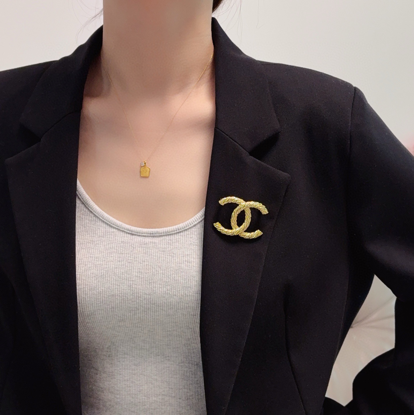 NO:857912,CHANEL Xiaoxiang  The latest high version of the golden twist rope Chanel brooch, with a sweater hook on the back, is the accessory that best understands women. Women who devote all their efforts to being themselves tend to cherish the meaning of the brooch more. Ms. Chanel pinned the brooch on her hat and told the fashionable ladies who imitated her [Broches are very practical. They can be pinned on suit collars, pockets, hats, belts or evening gowns. Boutique jewelry, chanel, chanel, sweaters, business  suit, brooch, breastpin, hats19860909CHANEL小香 最新款高版本金色麻花绳香奈儿胸针,背后有毛衣挂钩,是最懂女人的饰物.那些倾注了全部心血去做自己的女人,往往更珍惜胸针的意义.香奈儿女士把胸针别在帽子上,并告诉那些模仿她的时髦女士们[胸针可是非常实用,它可以别在西装领上、口袋上、帽子上、腰带上或者是晚礼服上,饰品精品,chanel,chanel,sweaters,business suit,brooch，breastpin,hats,Jewelry